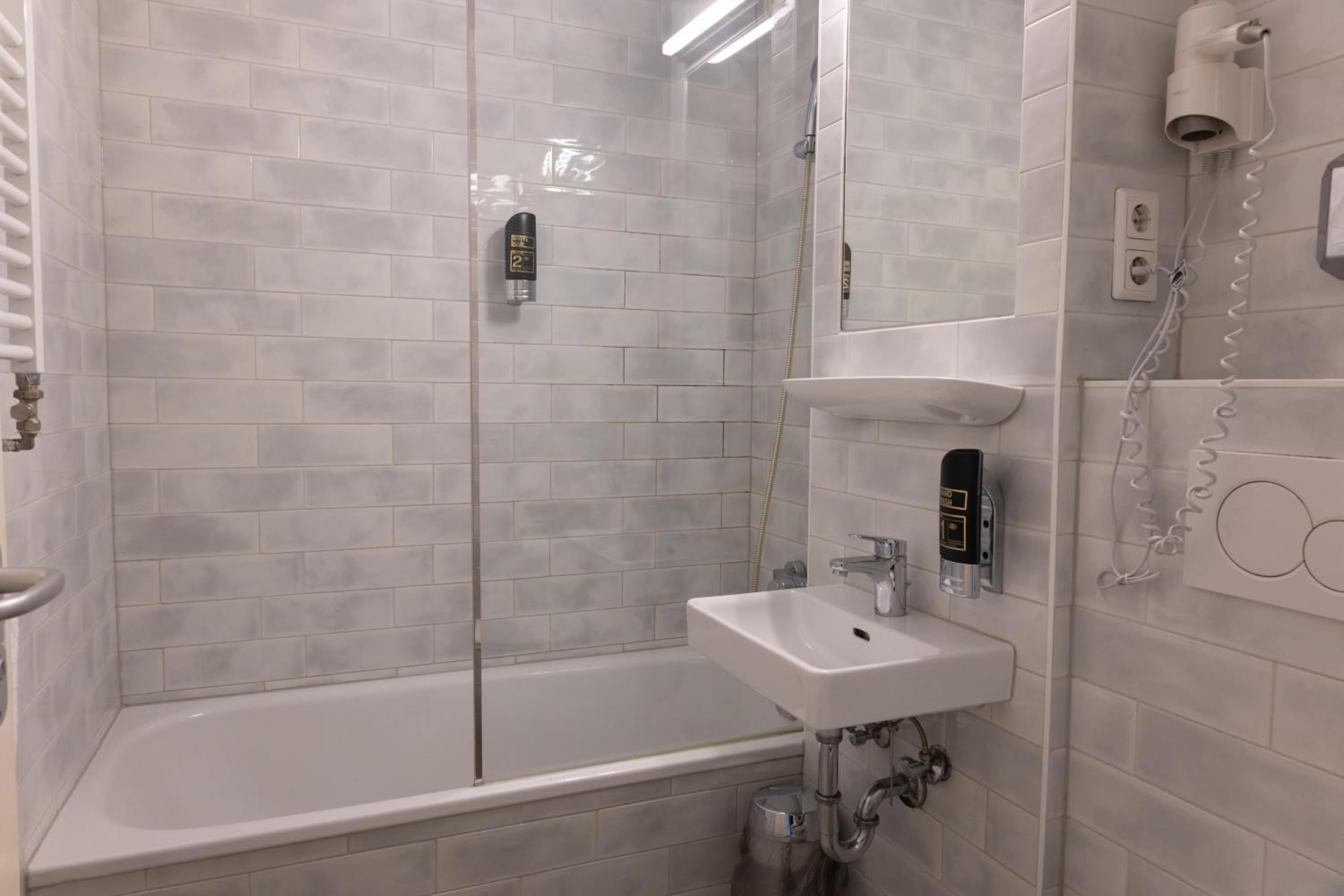 Twin Room - Photo 10
