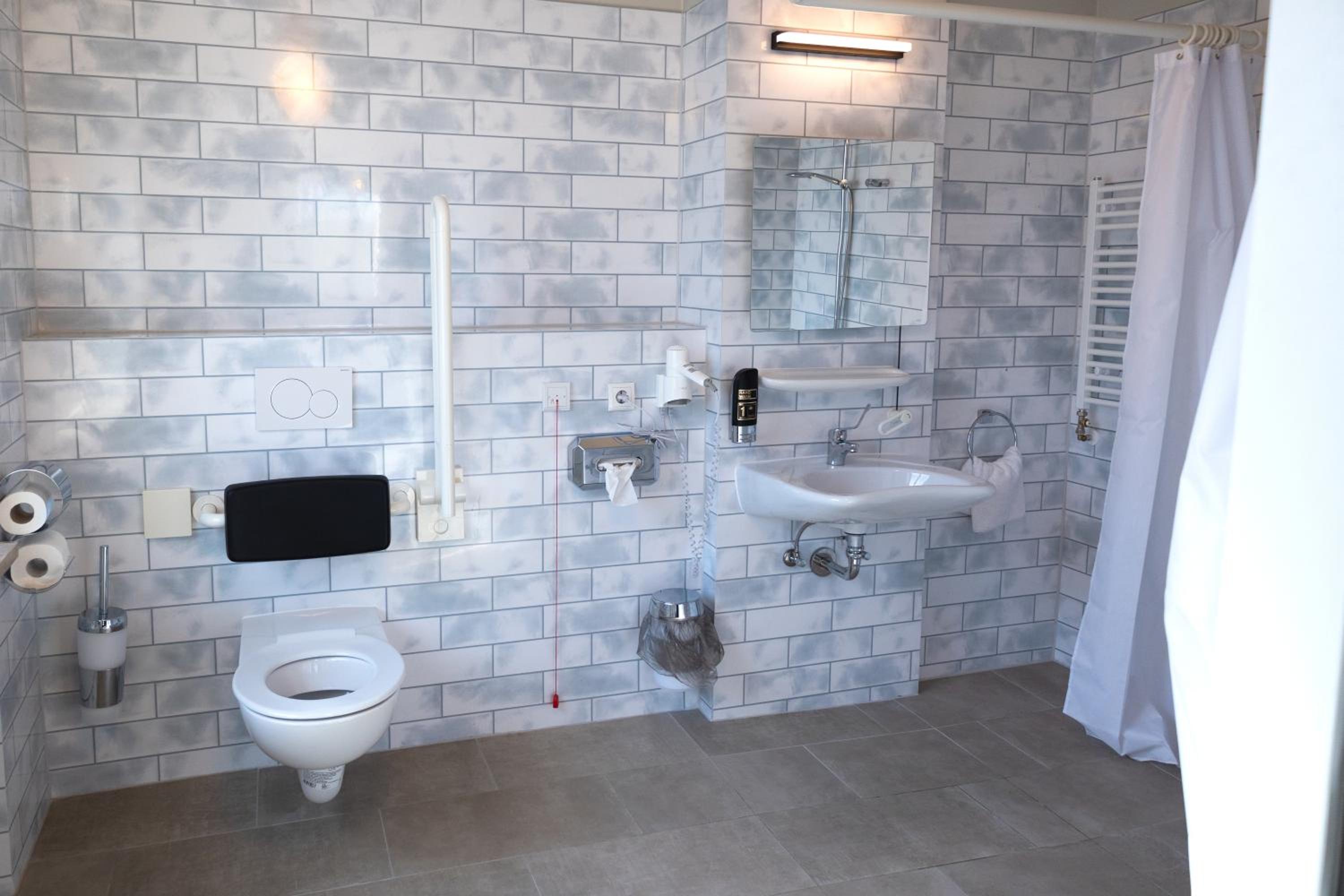 Six-Bed Room - Photo 6