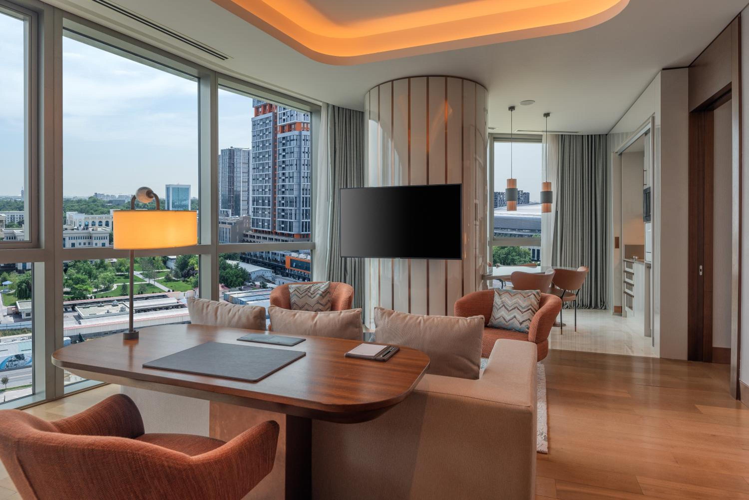 King Corner One Bedroom Suite with Kitchenette and Executive Lounge Access photo 2
