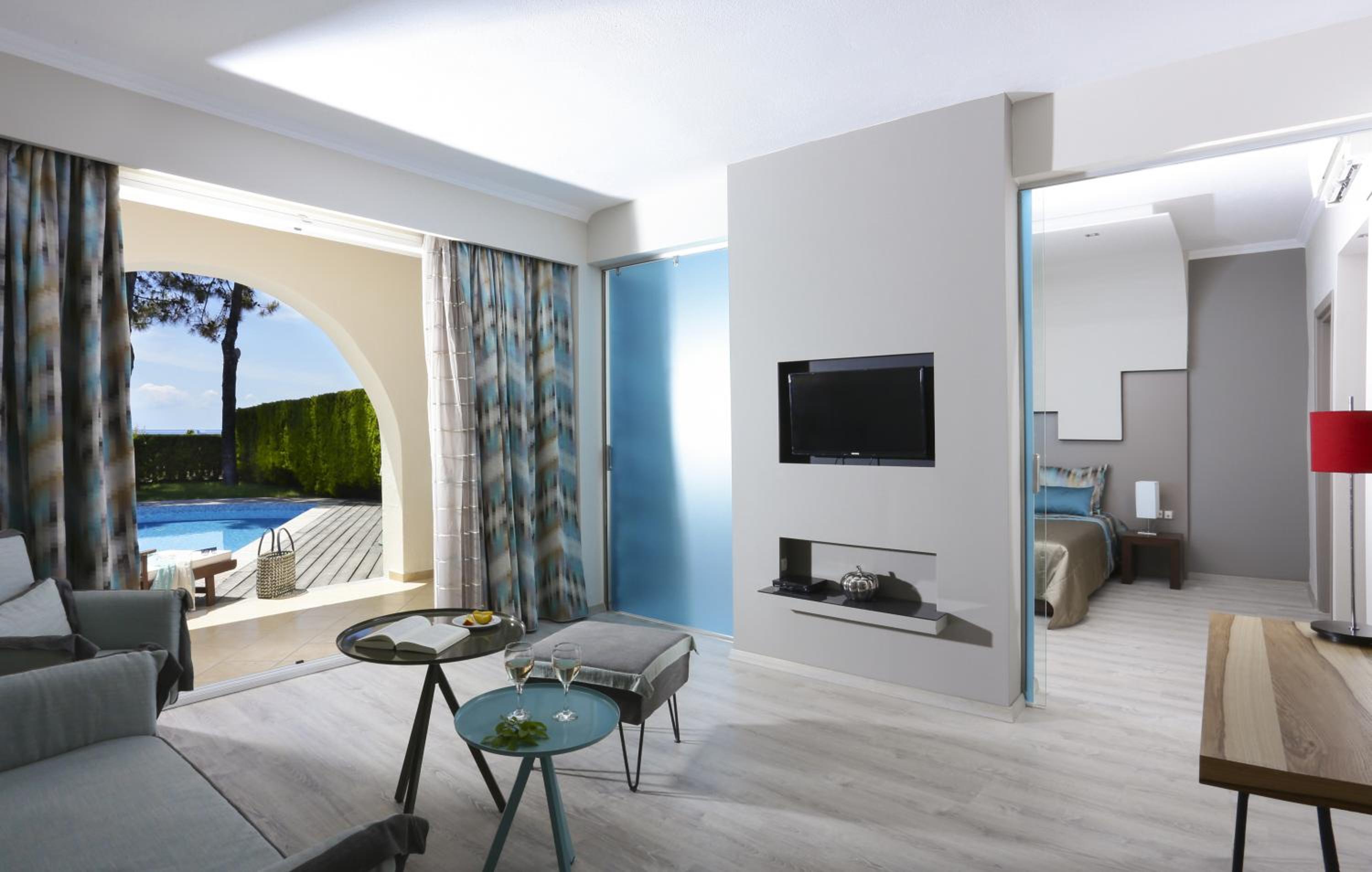 Suite with Private Pool - Photo 3