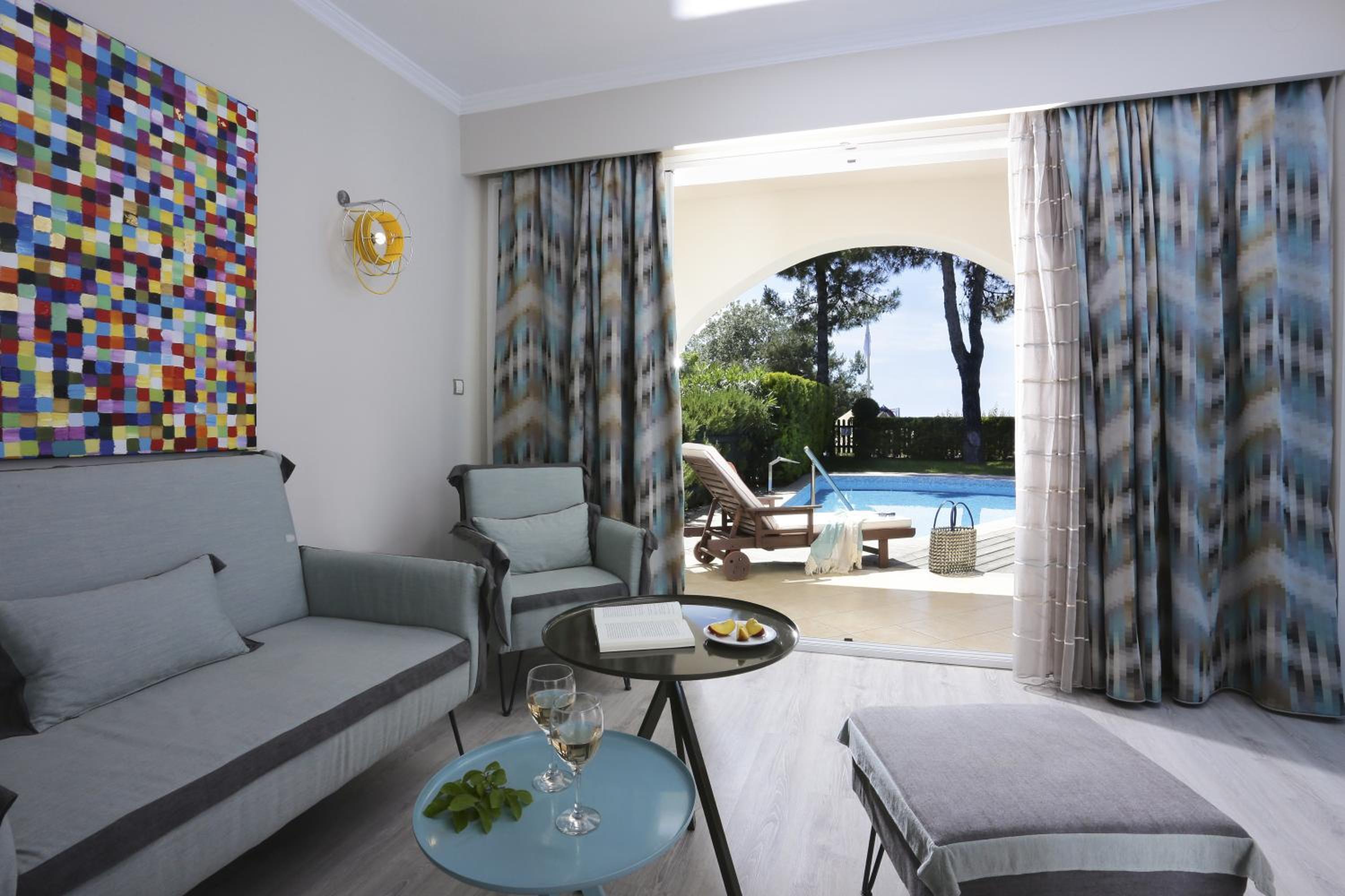 Suite with Private Pool - Photo 9