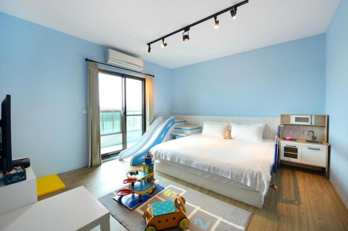 Five-Bedroom House photo 1