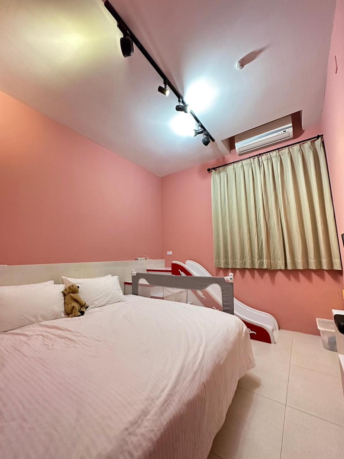 Five-Bedroom House photo 3