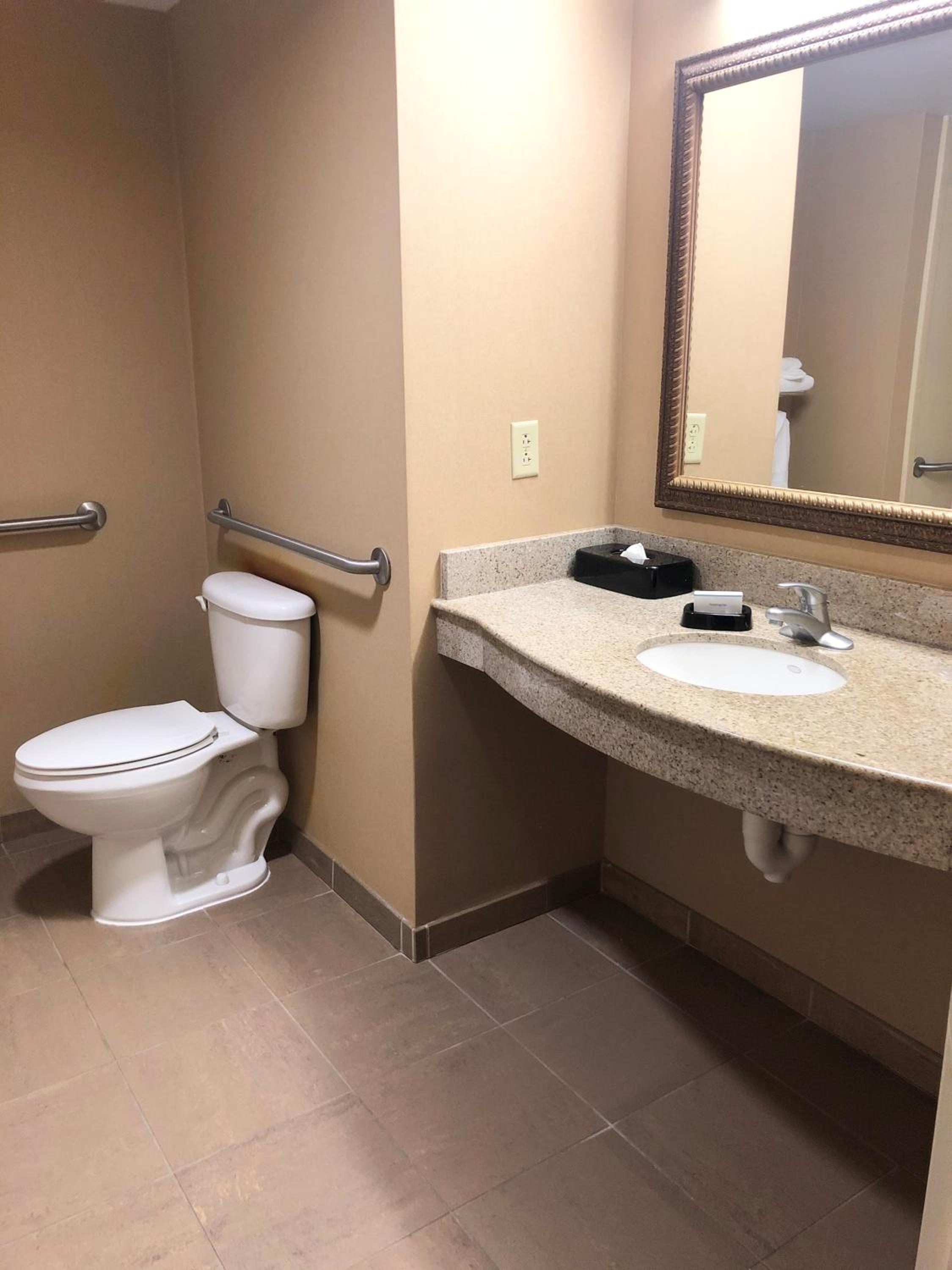King Room with Bath Tub - Mobility Accessible/Non-Smoking photo 2