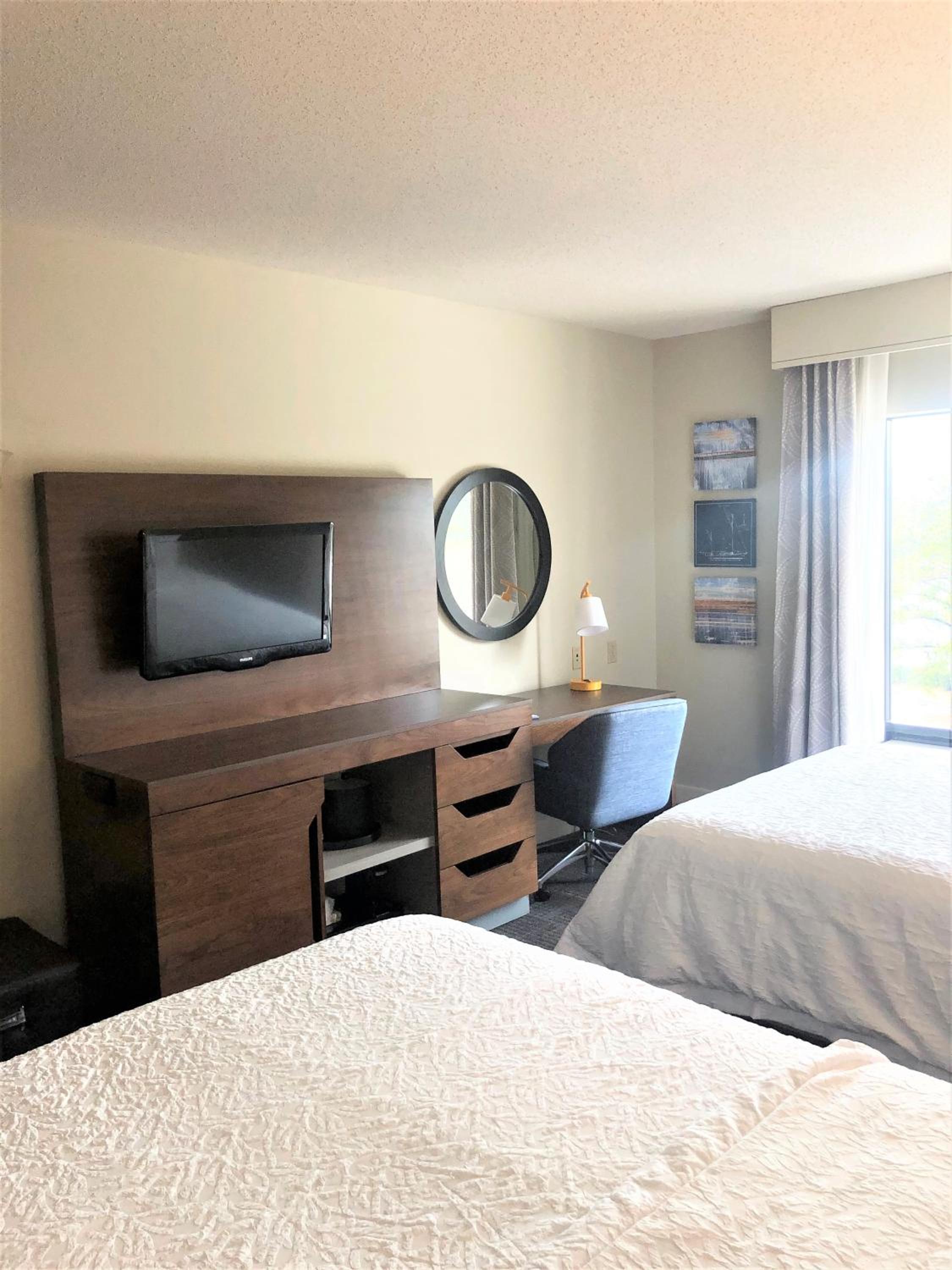 2 Queen beds studio accessible with tub non-smoking - Photo 4