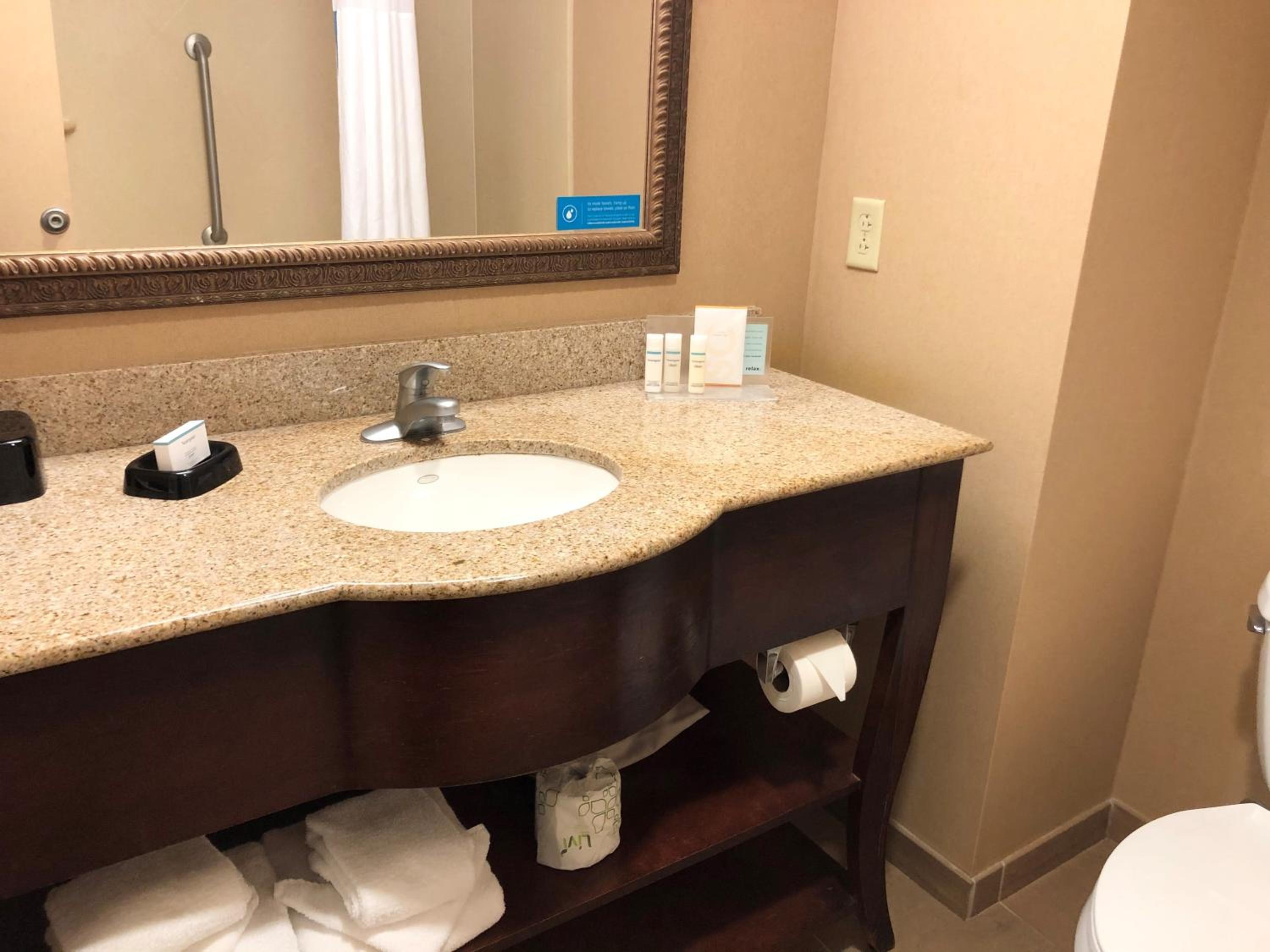 2 Queen beds studio accessible with tub non-smoking - Photo 3