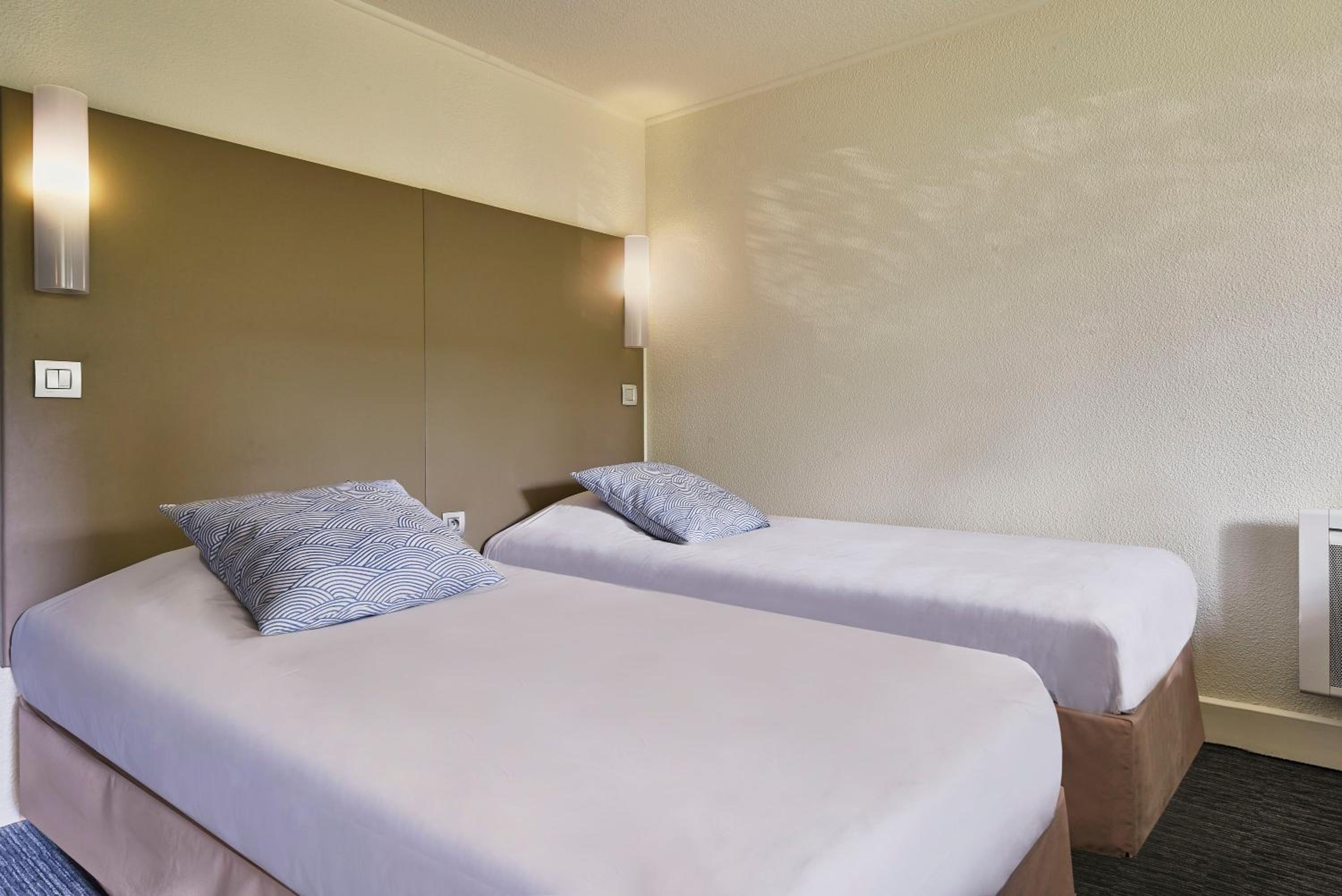 Standard Twin Room - Photo 1