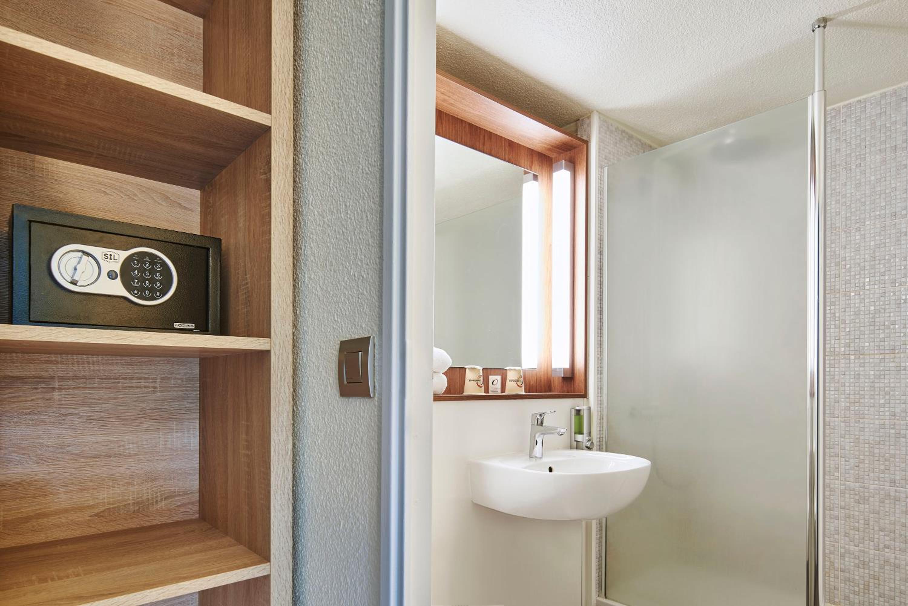 Standard Twin Room - Photo 4