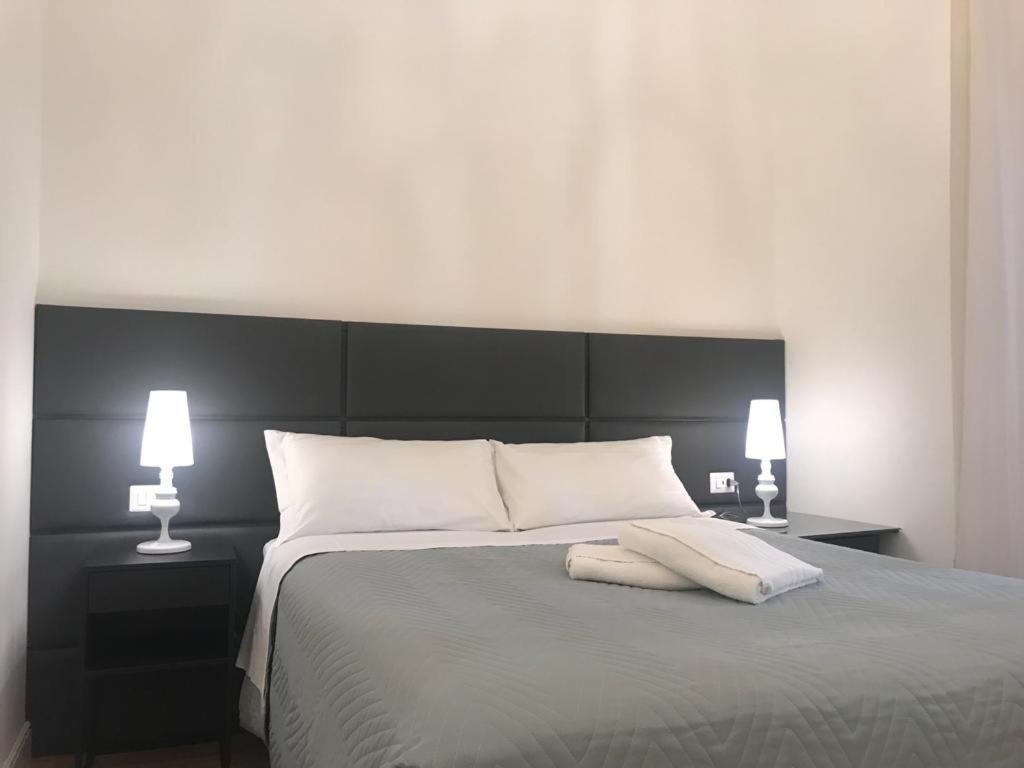 Double or Twin Room with Balcony - Photo 11