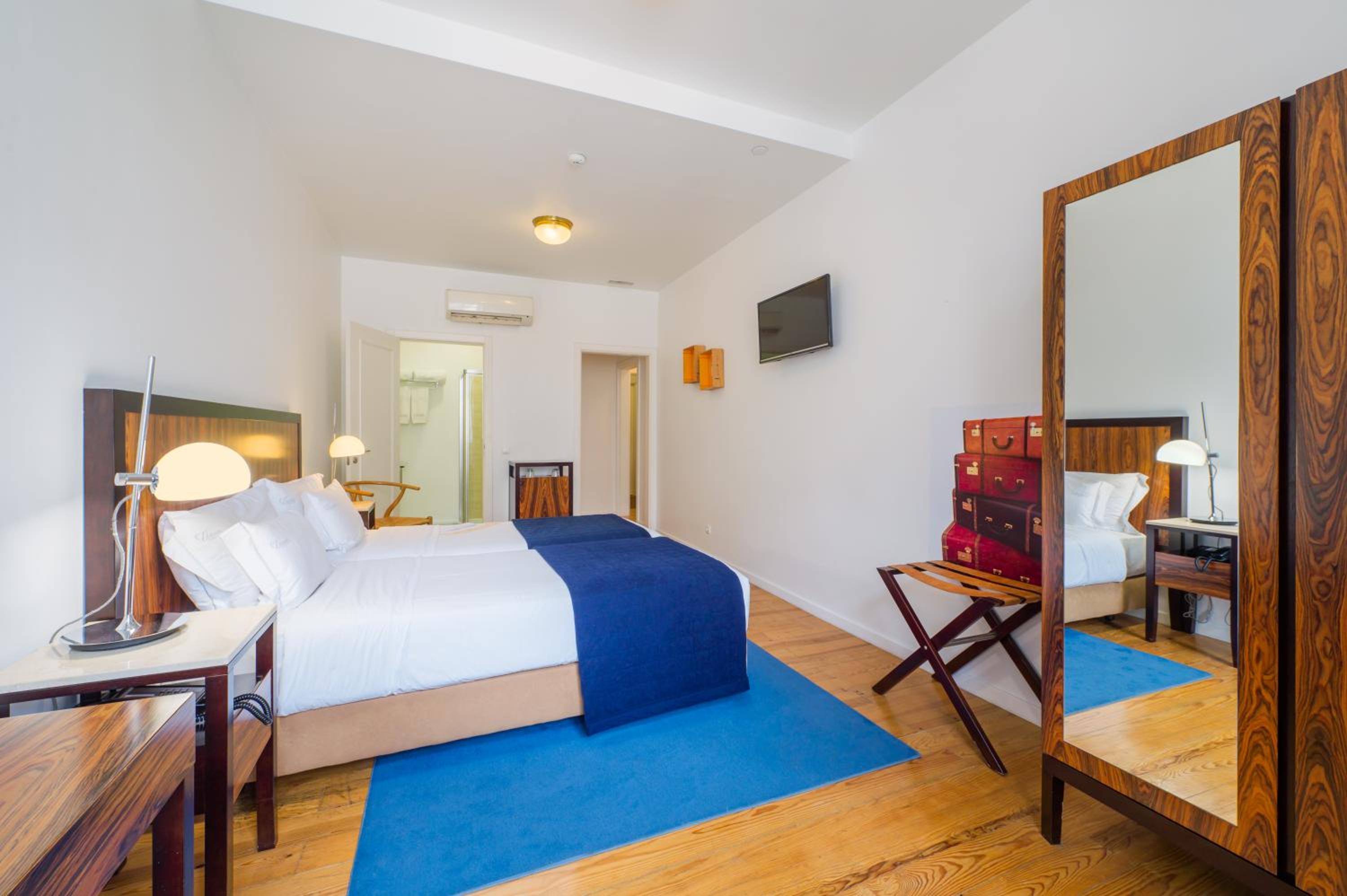Twin Room with Street View thumbnail 5