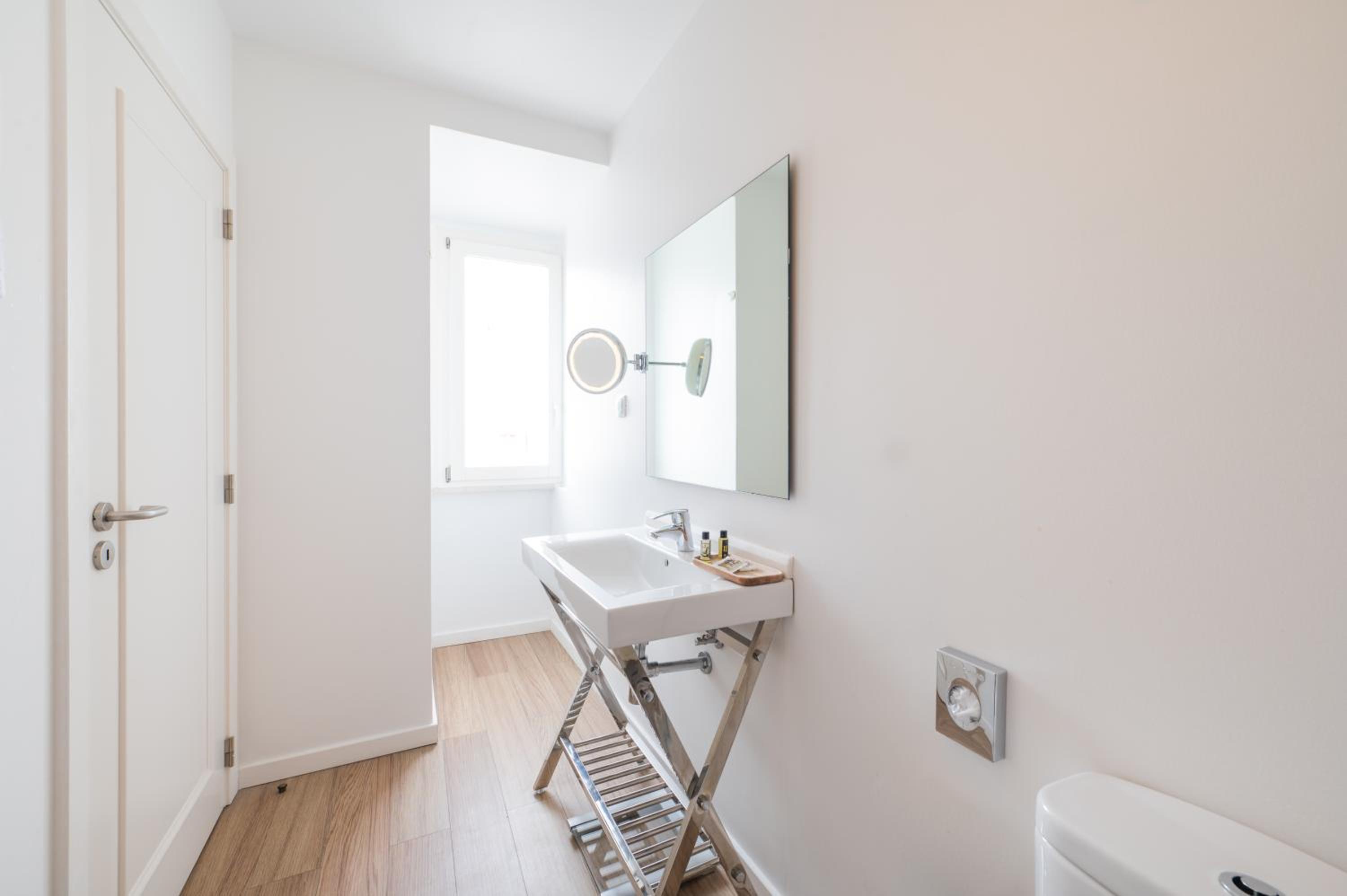 Premier Double Room thumbnail 5