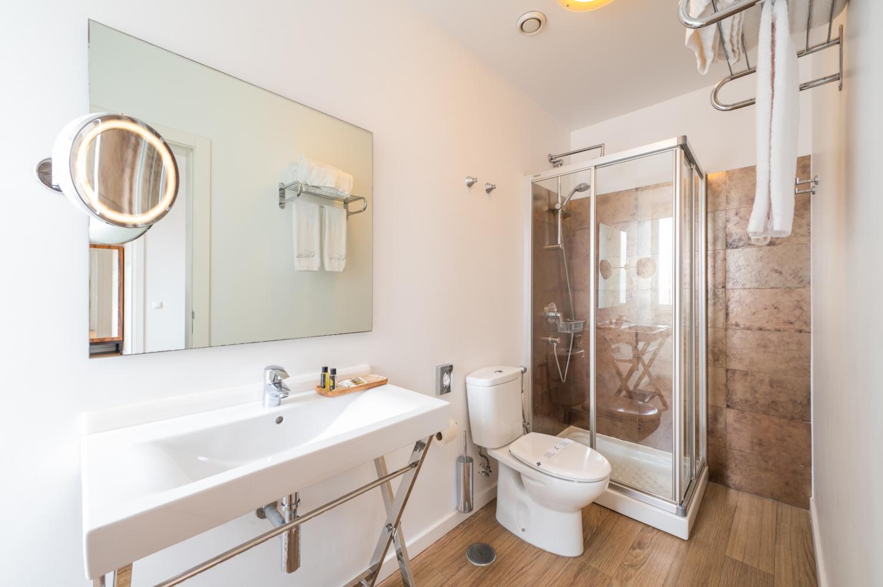 Premier Double Room thumbnail 6