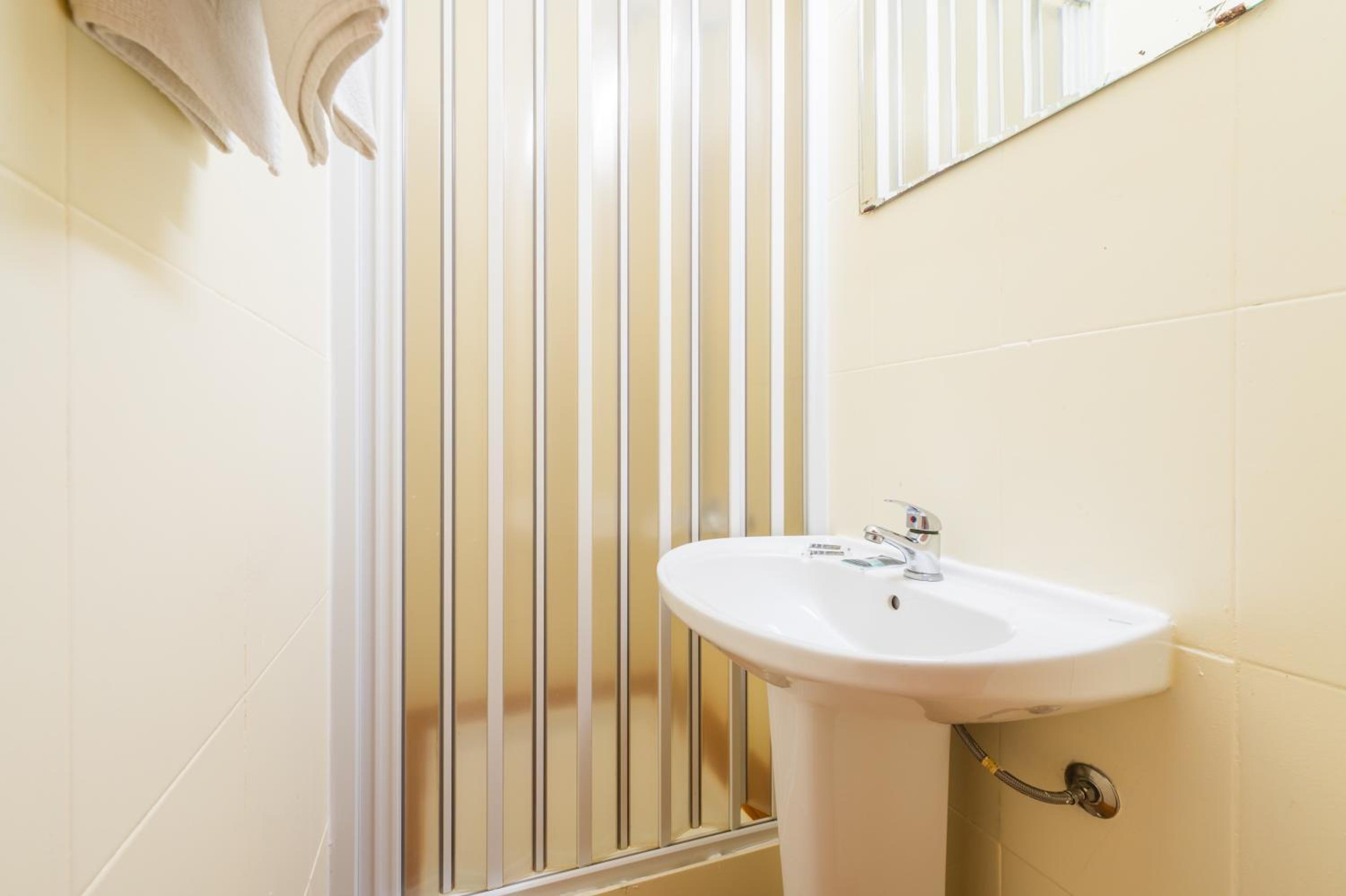 Budget Double Room with Shared Toilet photo 3