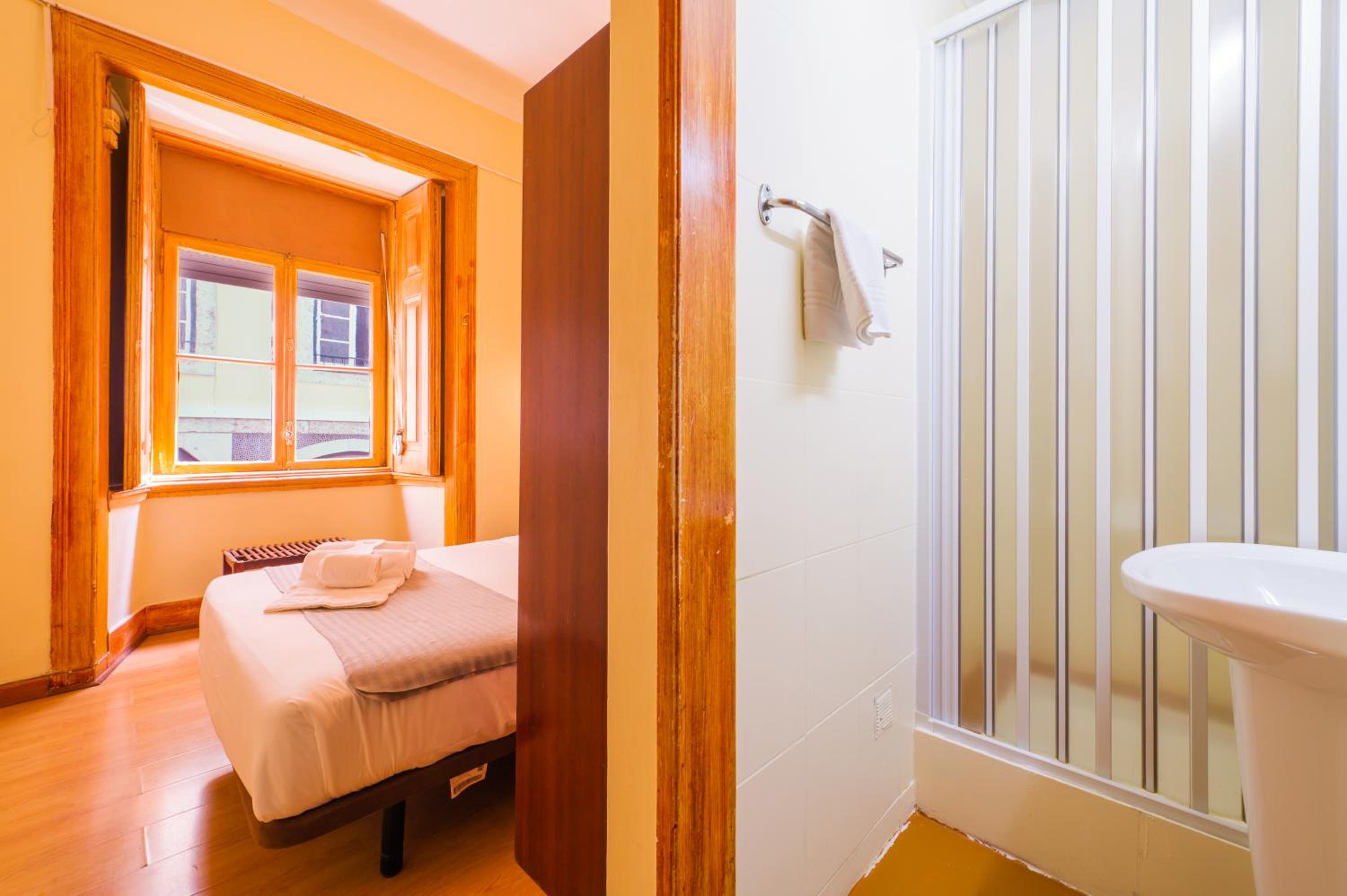 Budget Double Room with Shared Toilet photo 2