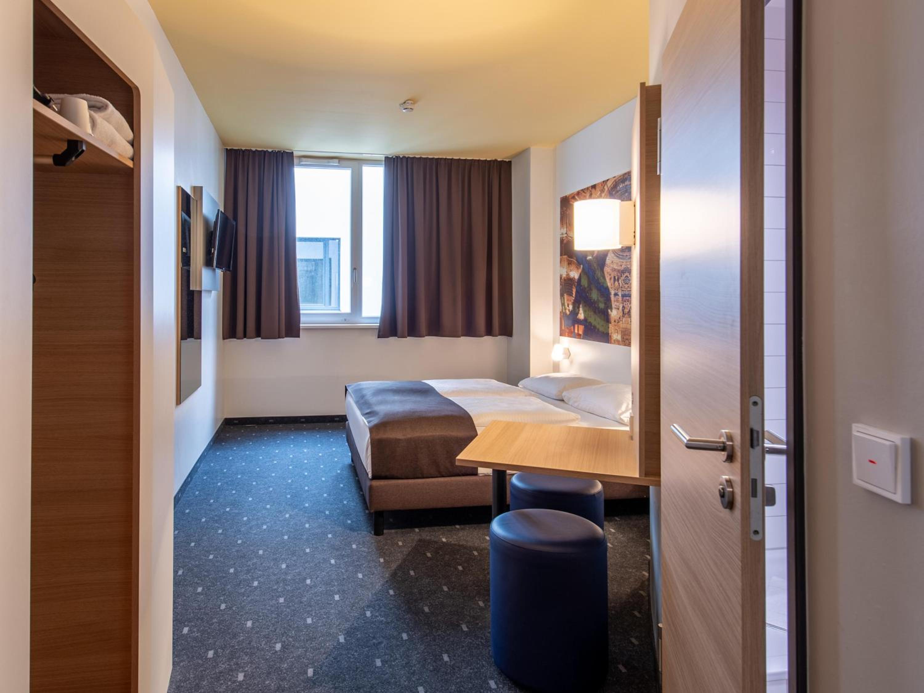 Standard Double Room thumbnail 5