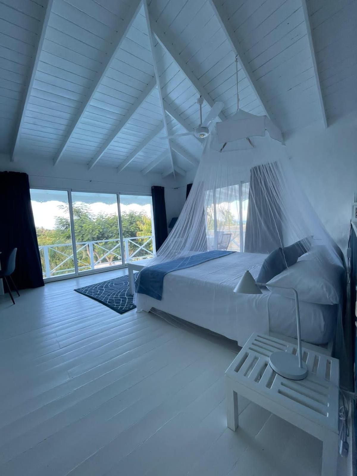 De Luxe Doppelzimmer mit Balkon und Meerblick