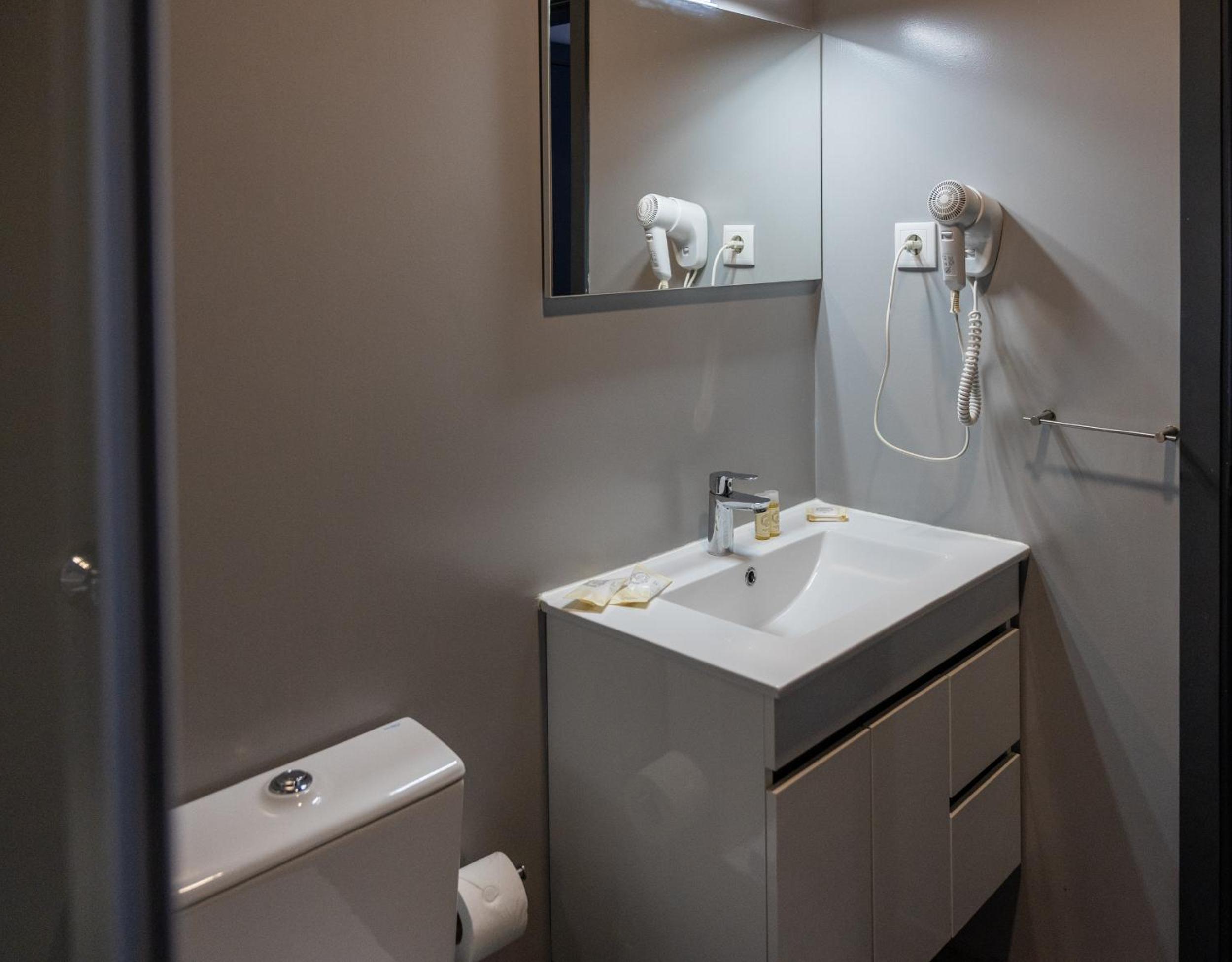 Twin Room - Photo 7