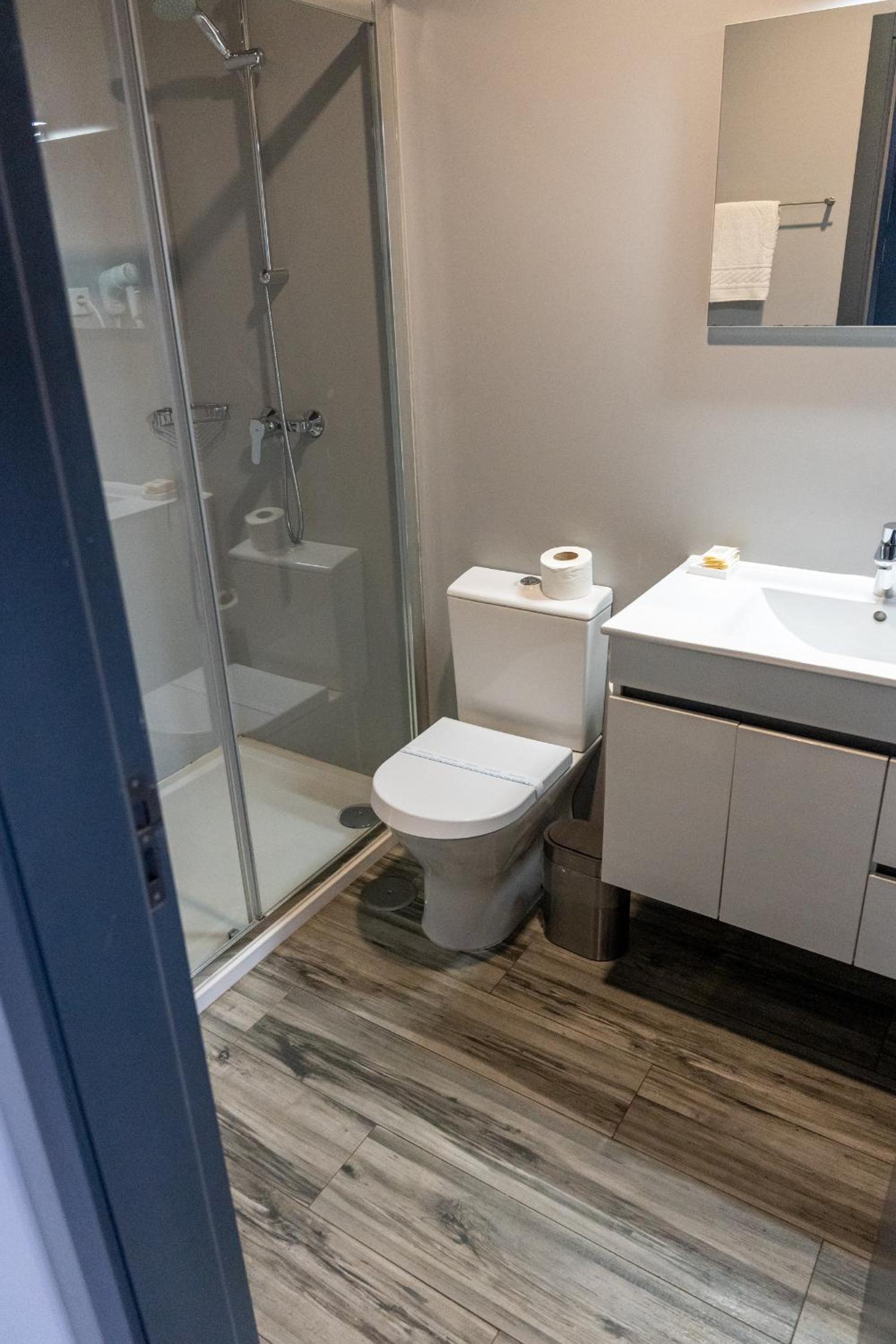 Triple Room with Private Bathroom photo 3