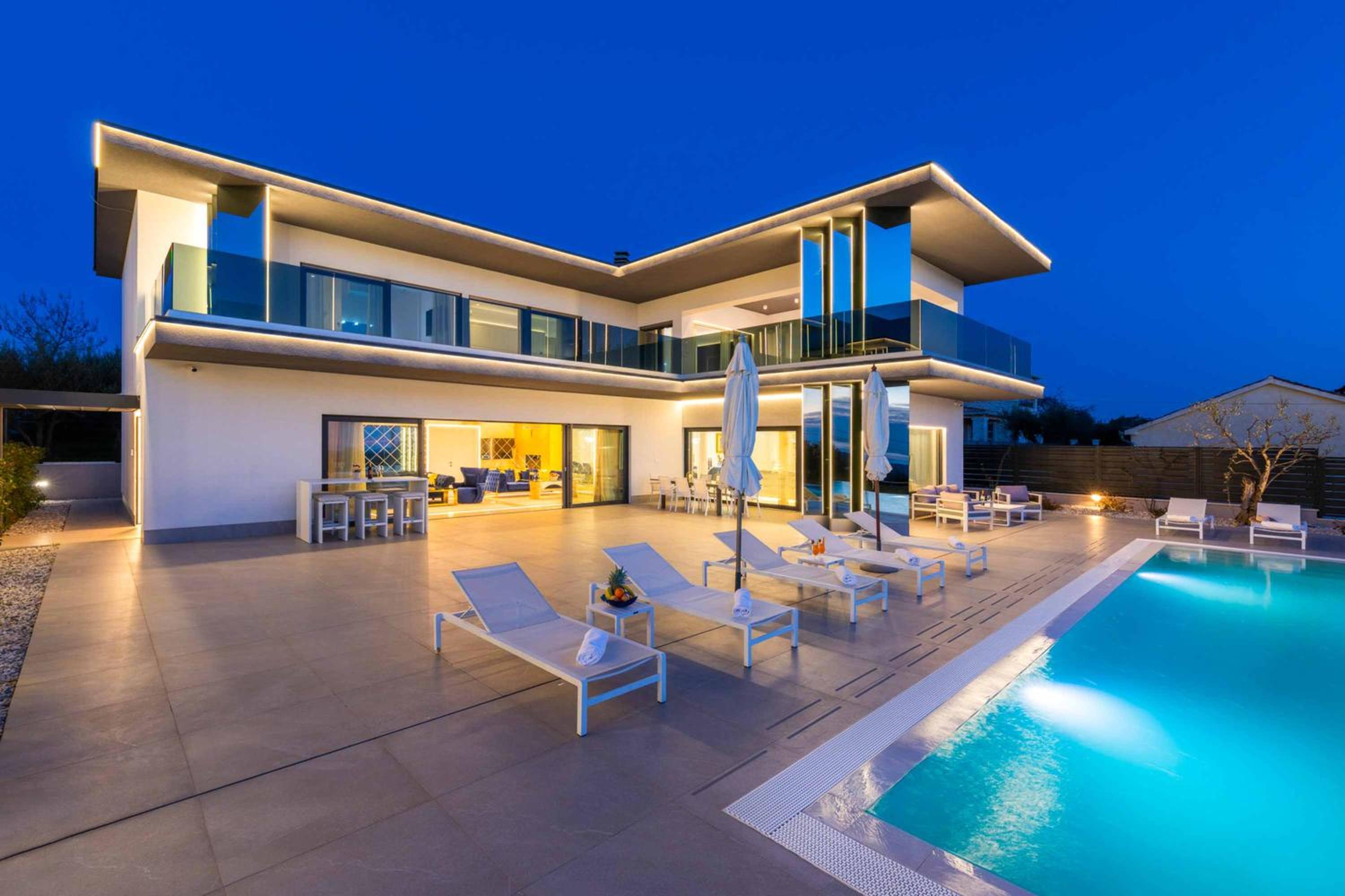 Five-Bedroom Villa photo 2