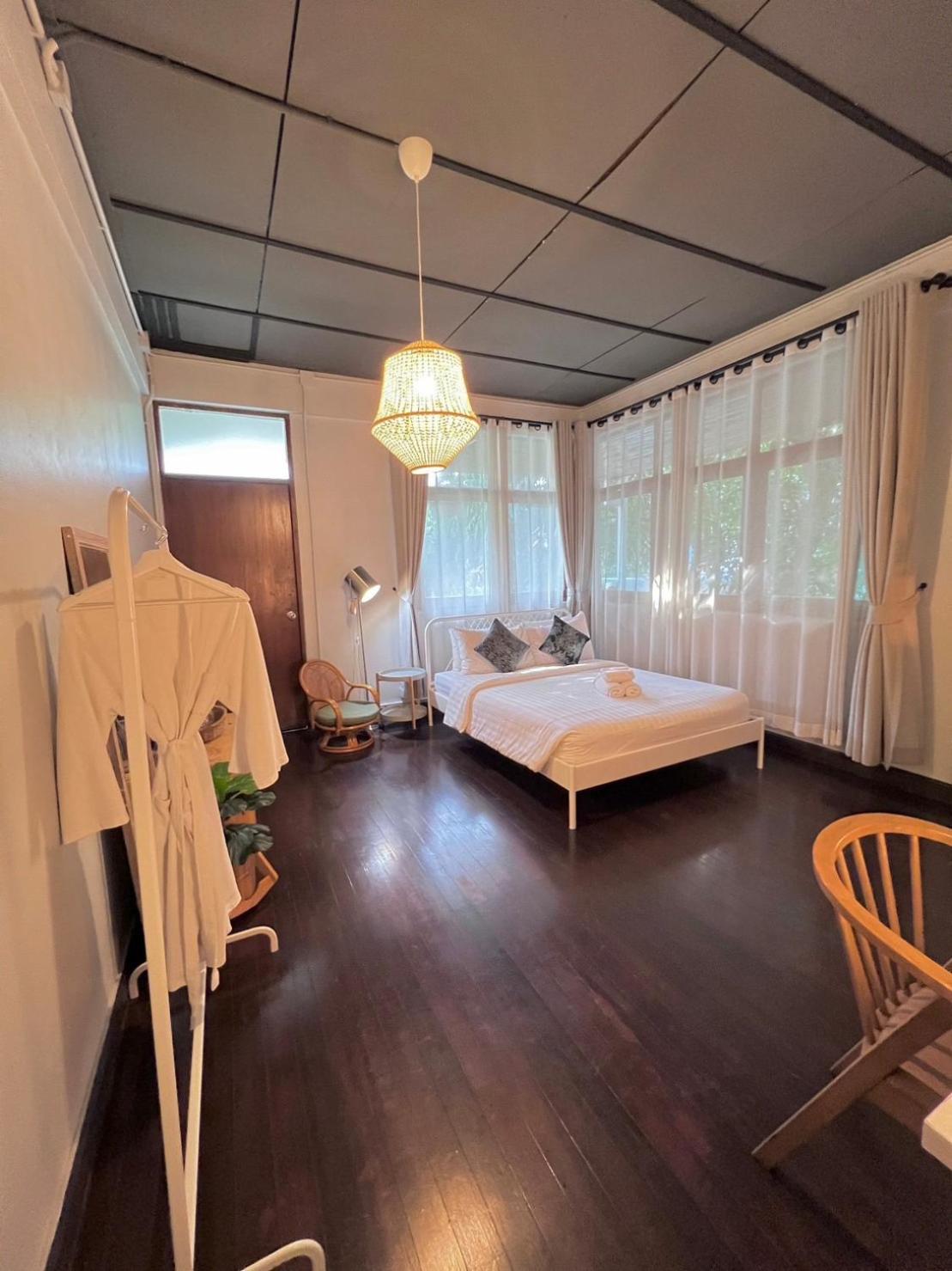 Queen Room with Pool View - Photo 5