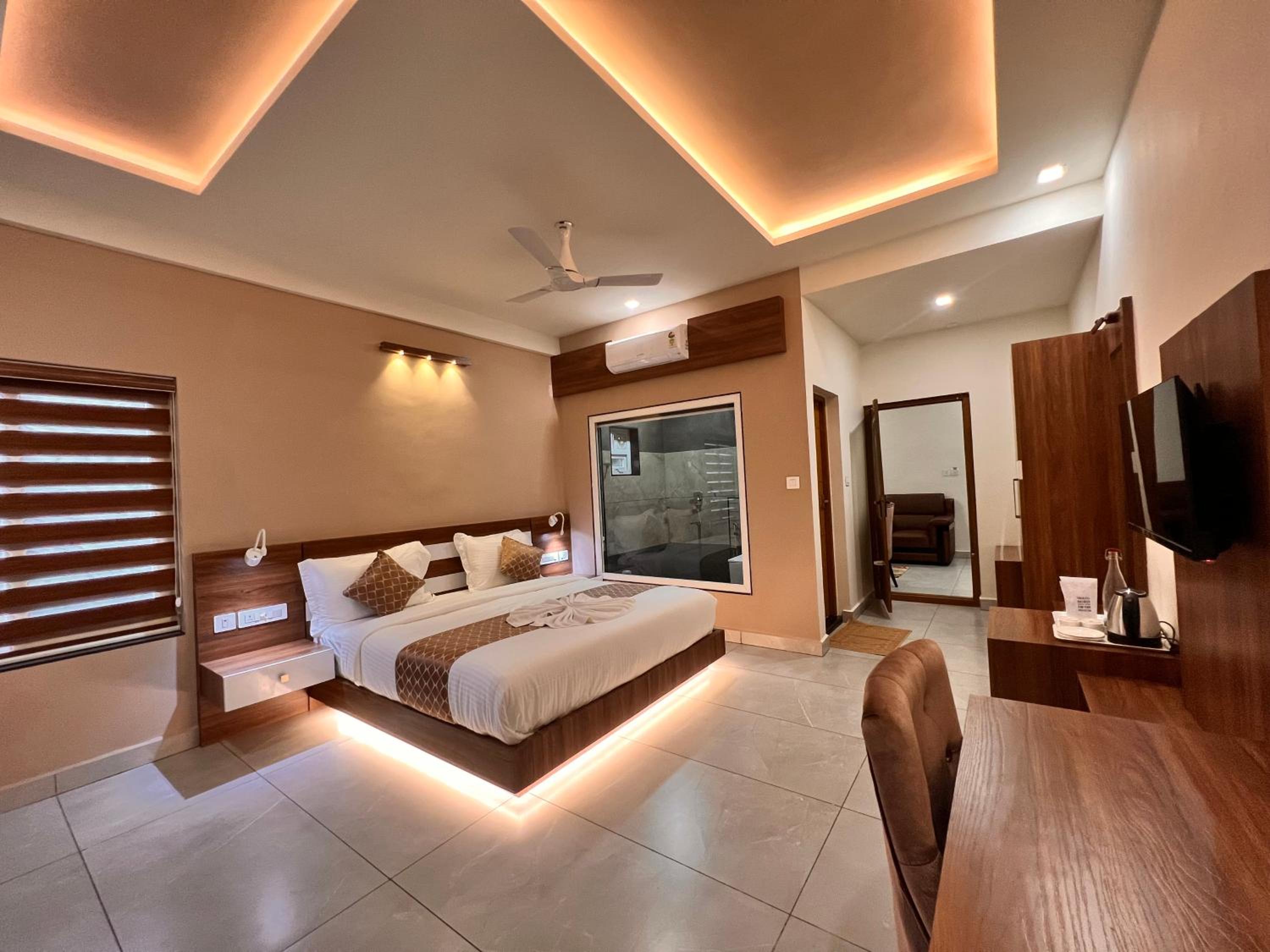Deluxe King Suite photo 1