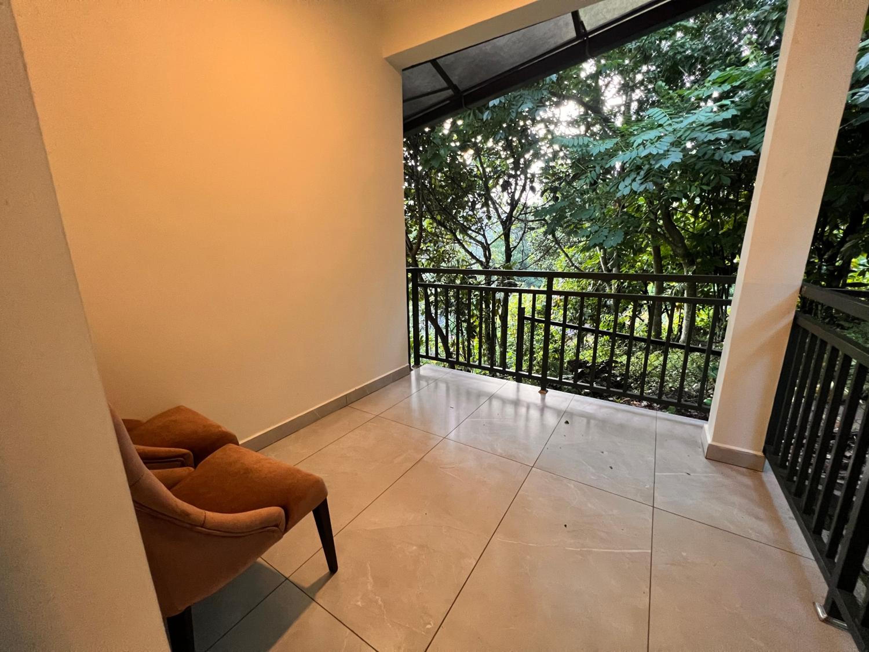 Family Room With Balcony photo 3