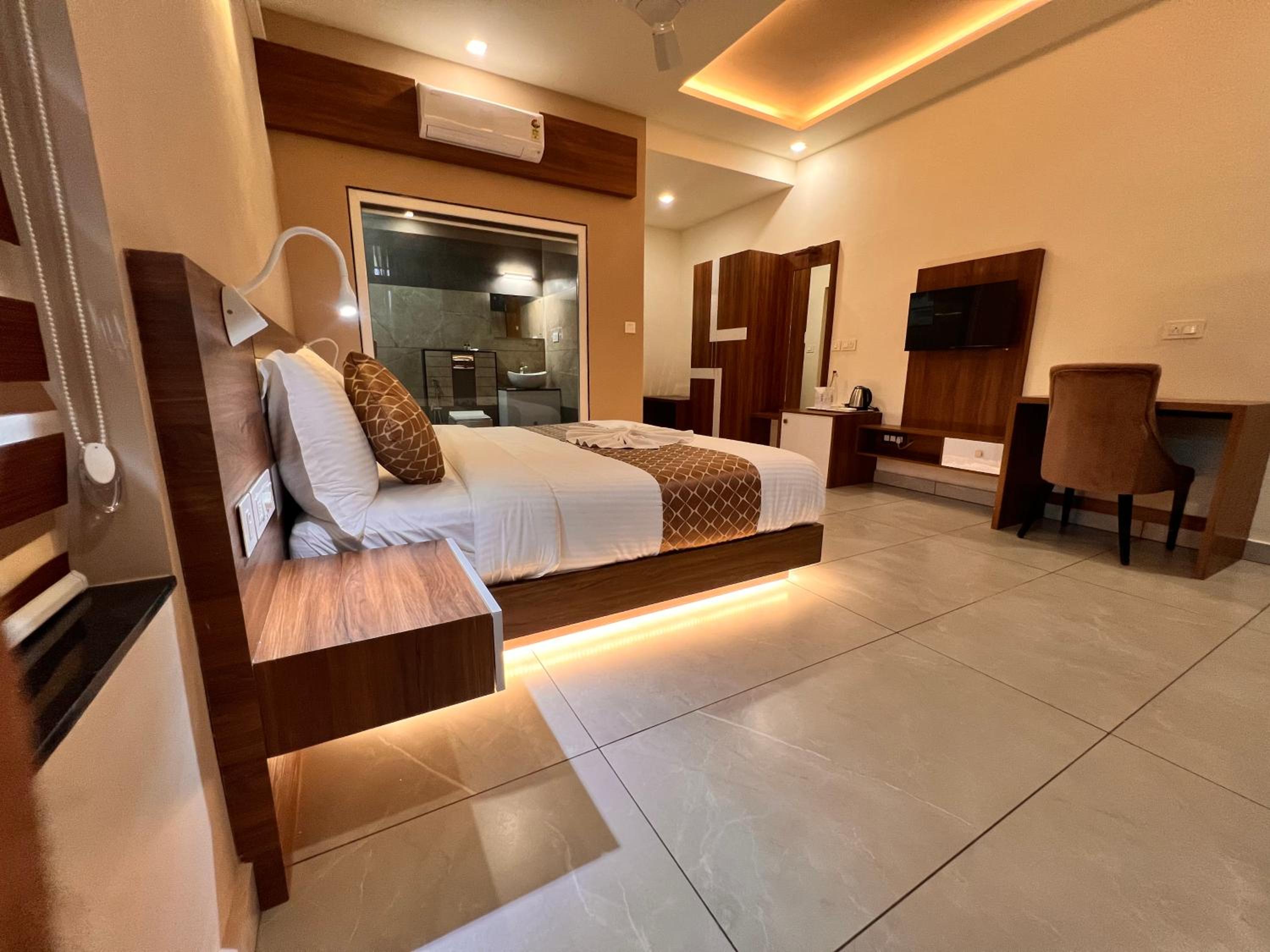 Deluxe King Suite photo 3