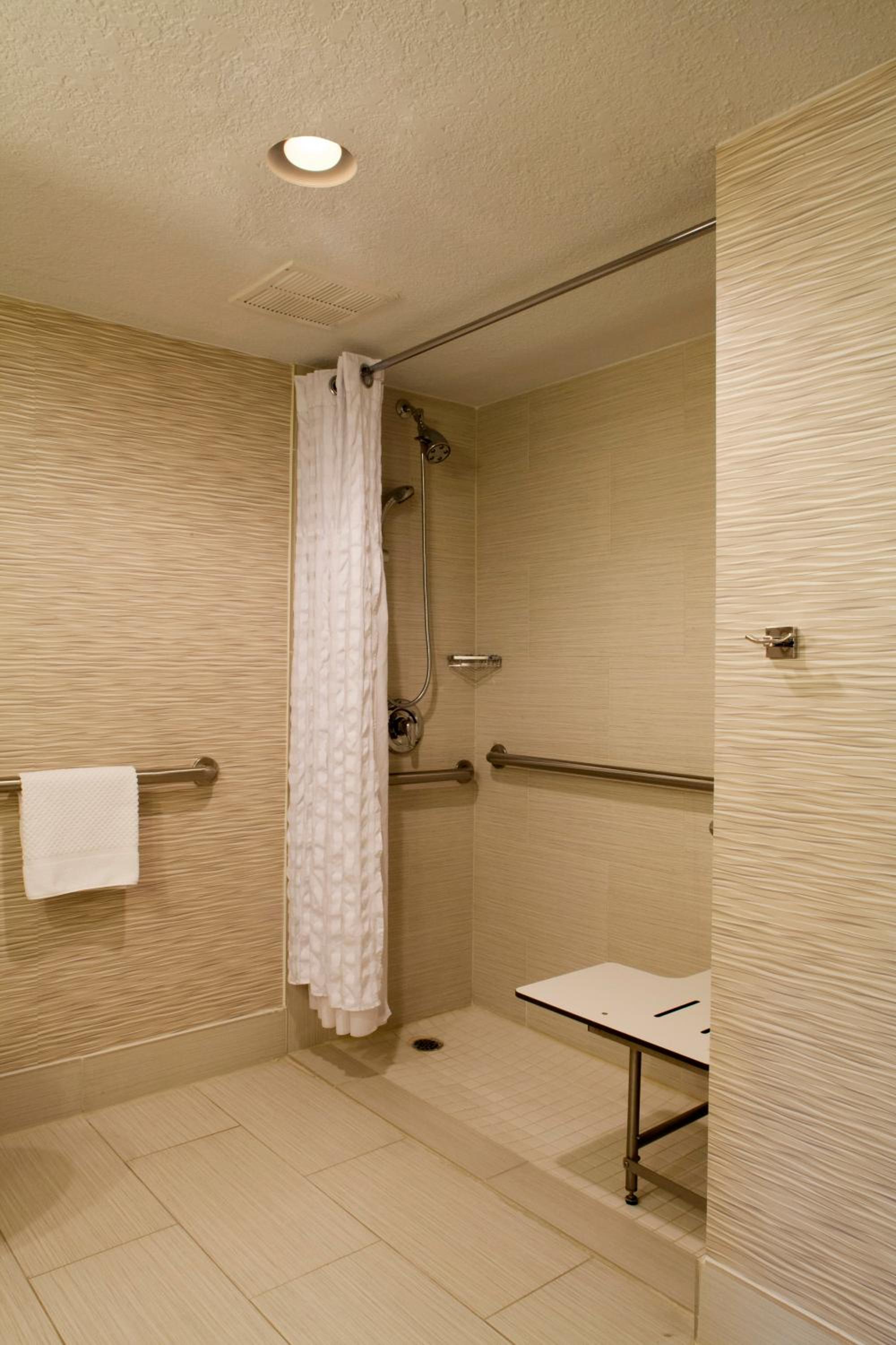 King Room with Roll-In Shower - Mobility Access - Photo 4