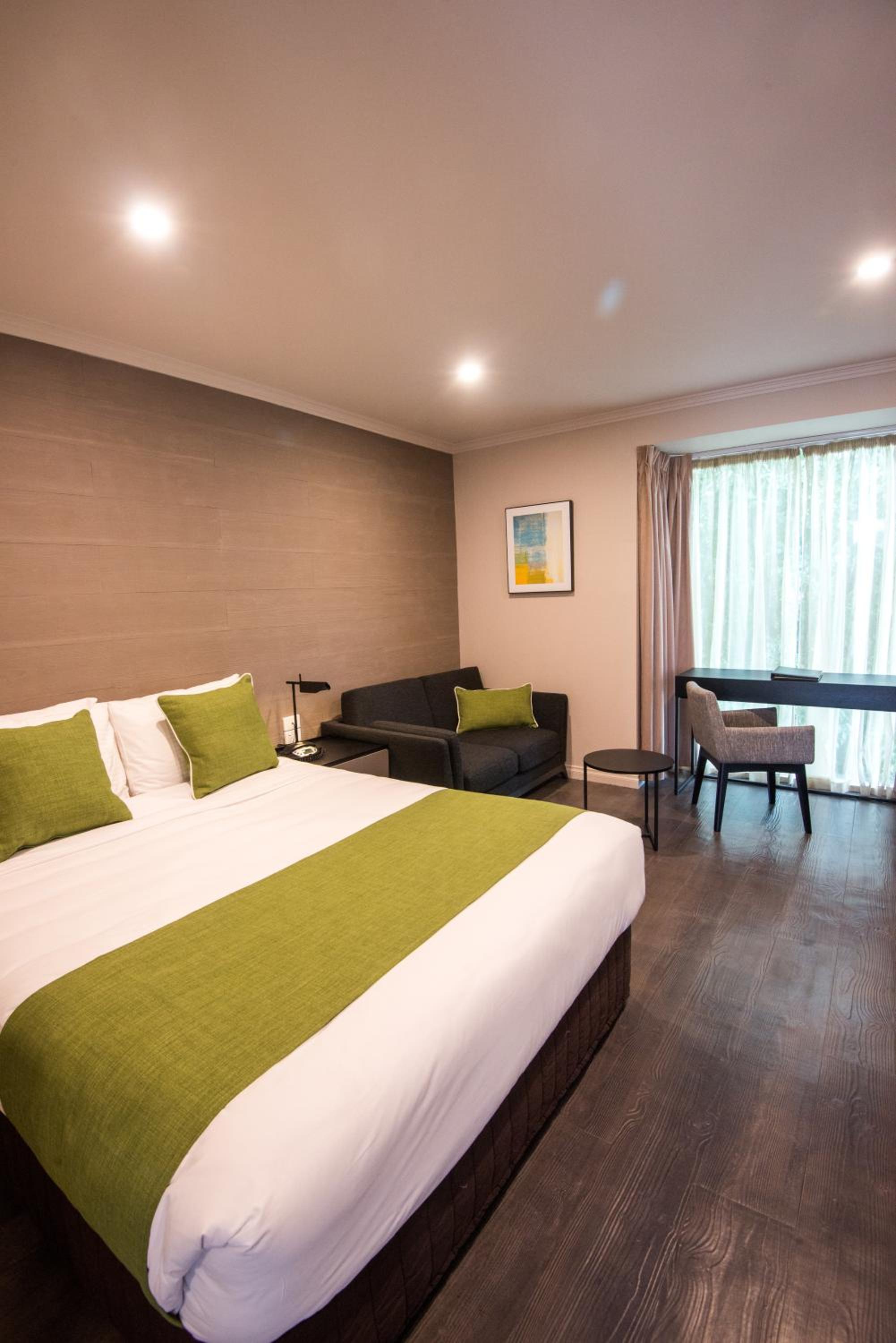 Premium Queen Room - Photo 9