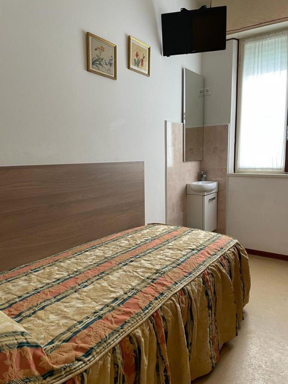 Single Room with Private External Bathroom photo 1