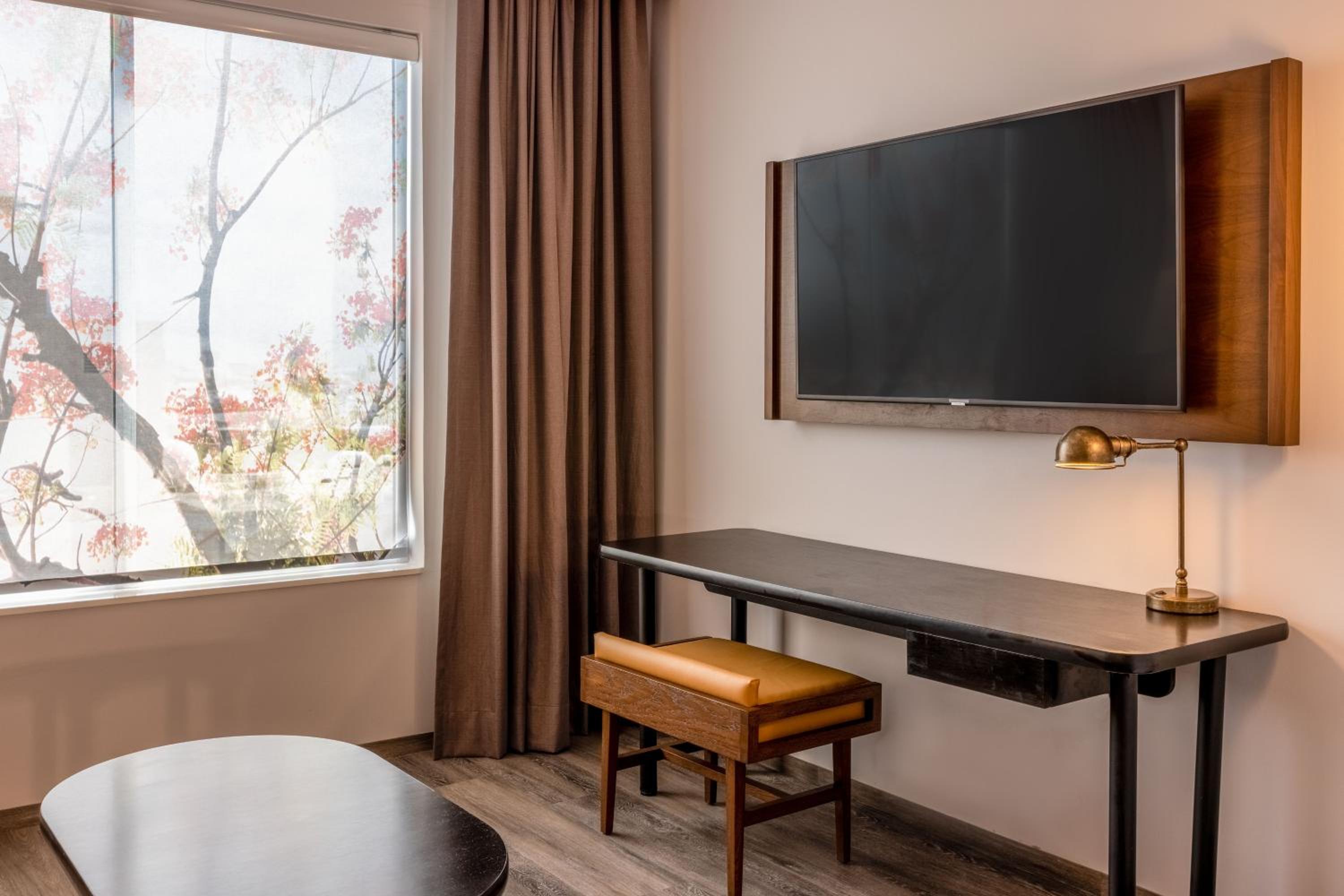 Executive King Suite with Sofa Bed thumbnail 5