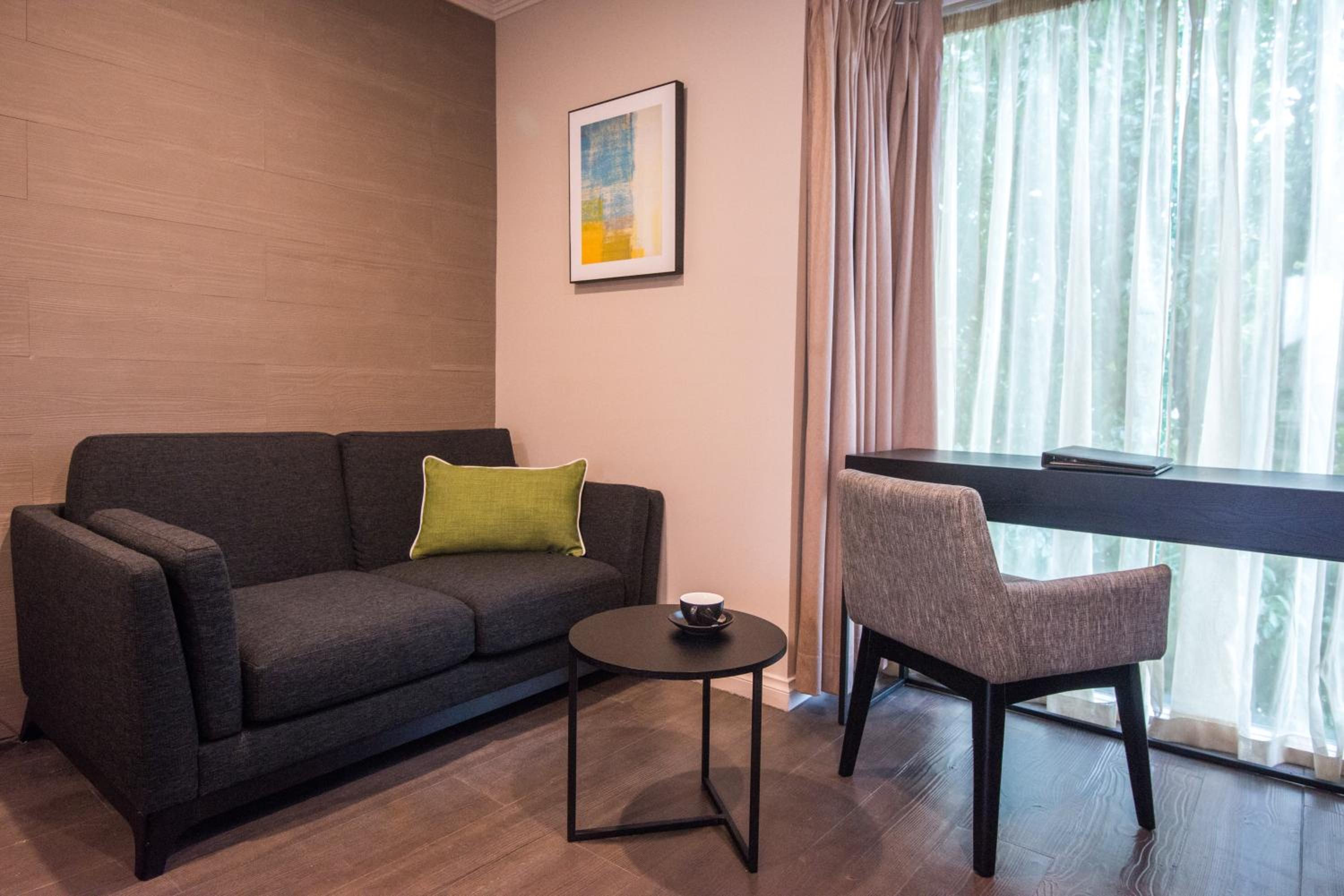 Premium Queen Room - Photo 10