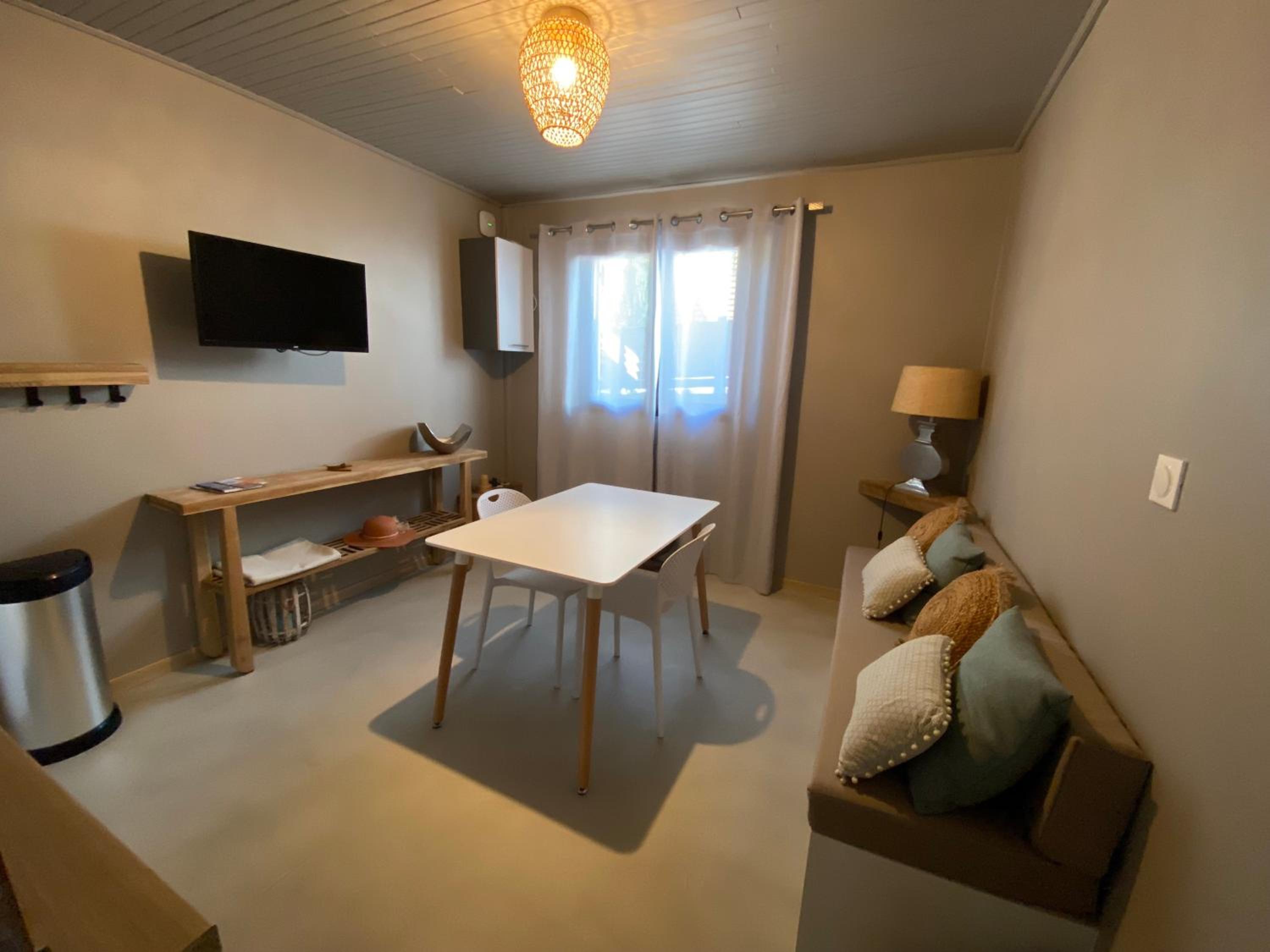 One-Bedroom House photo 1