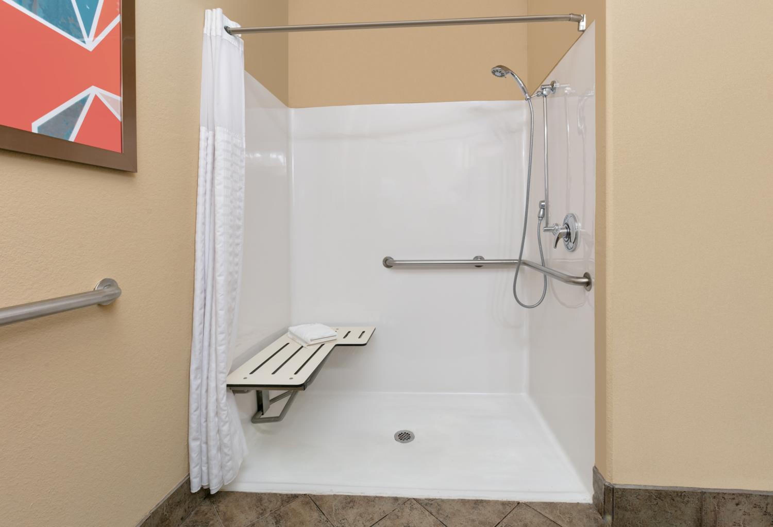 Queen Suite with Two Queen Beds - Disability Access - Photo 6