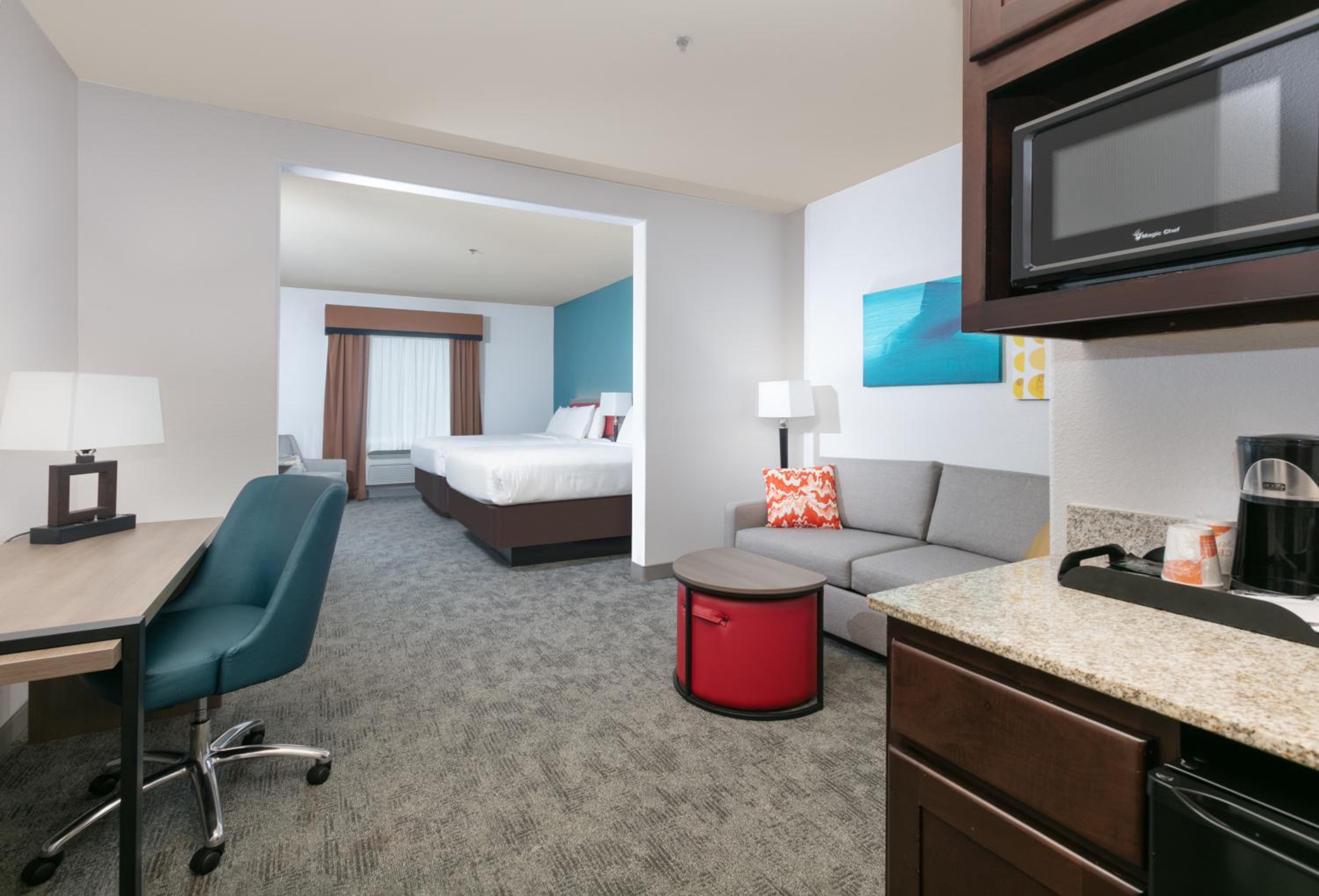 Queen Suite with Two Queen Beds - Non-Smoking - Photo 6