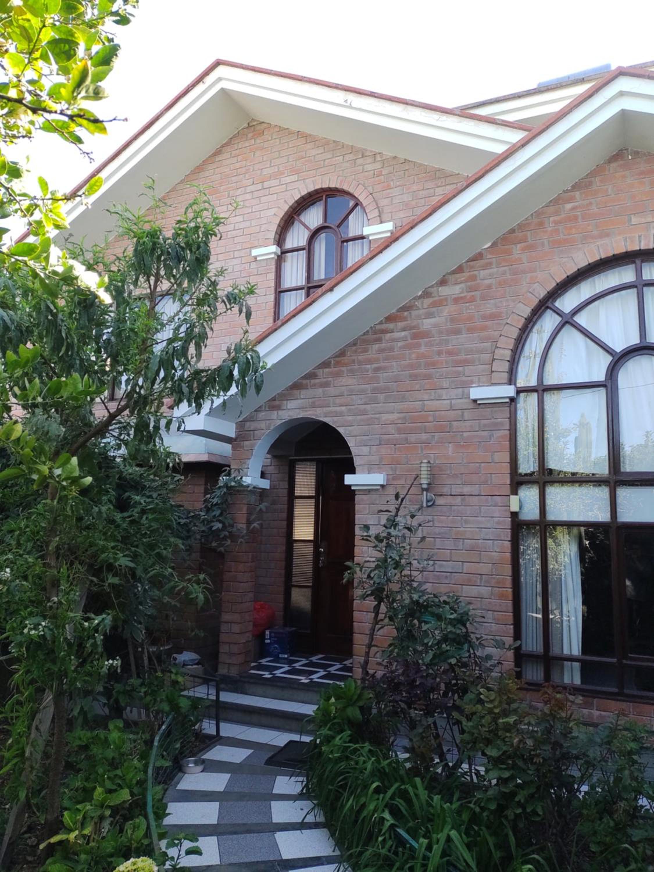 Three-Bedroom House photo 3