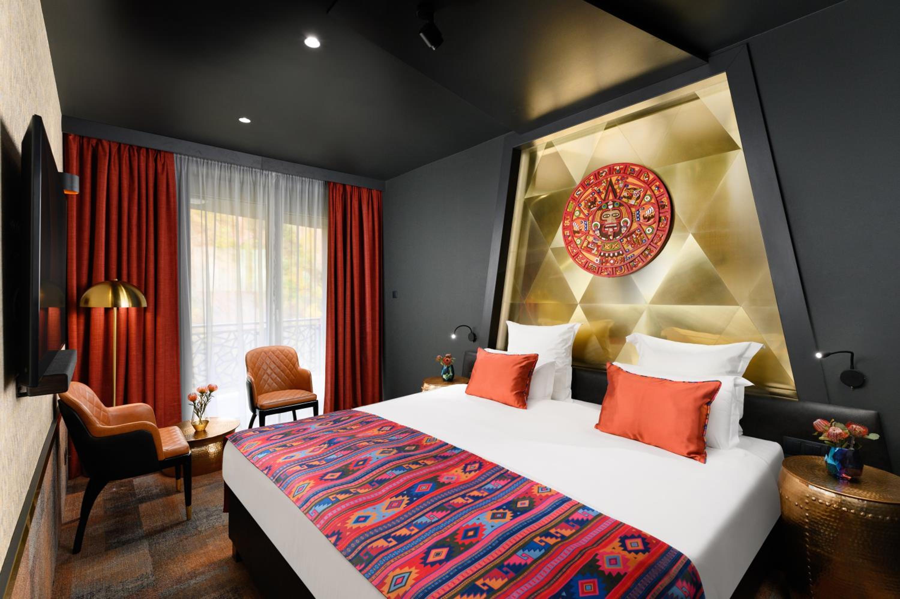 Premium King Room with Pool View - Photo 9