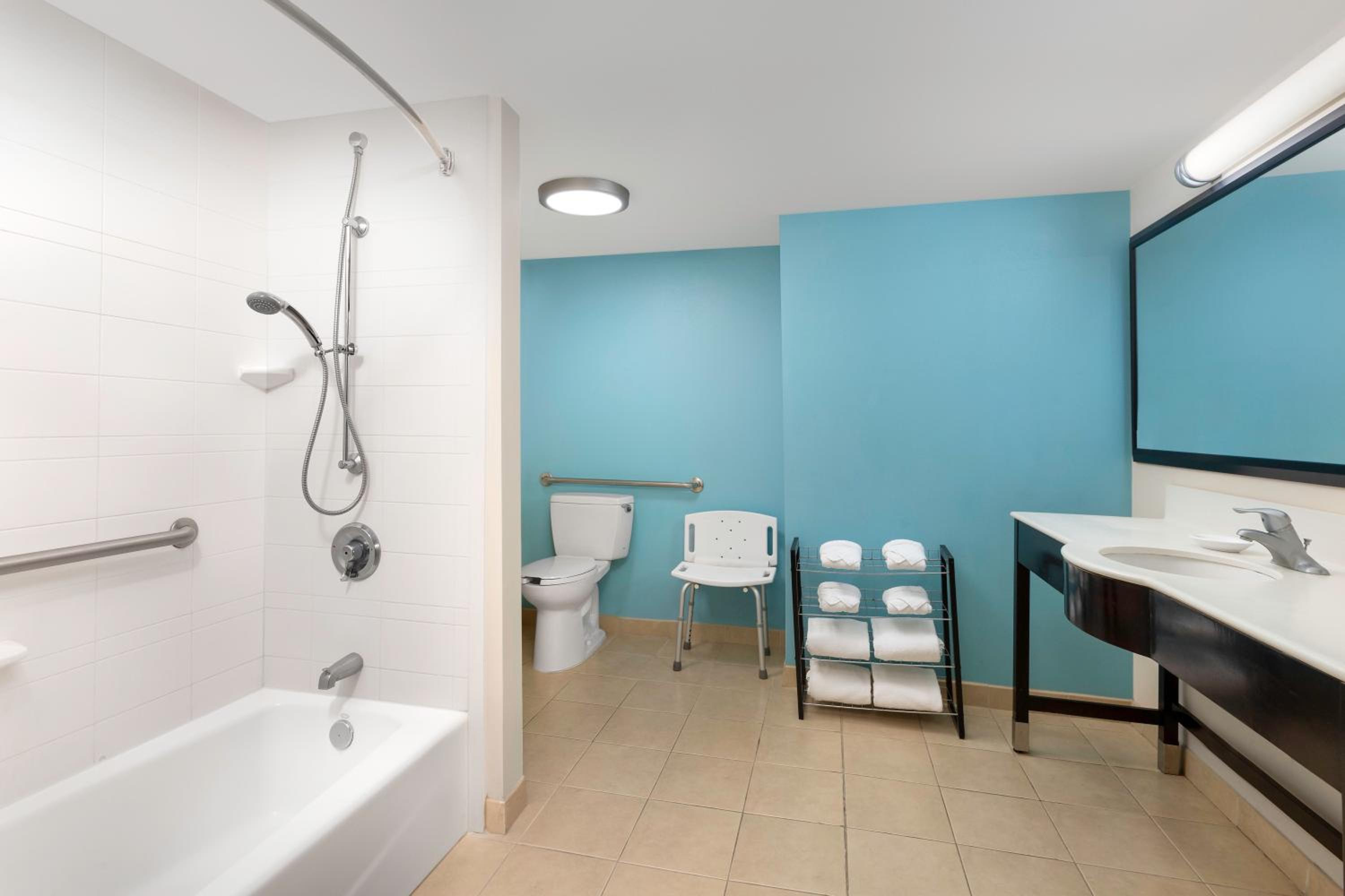 Queen Suite - Disability Access/Non-Smoking photo 2