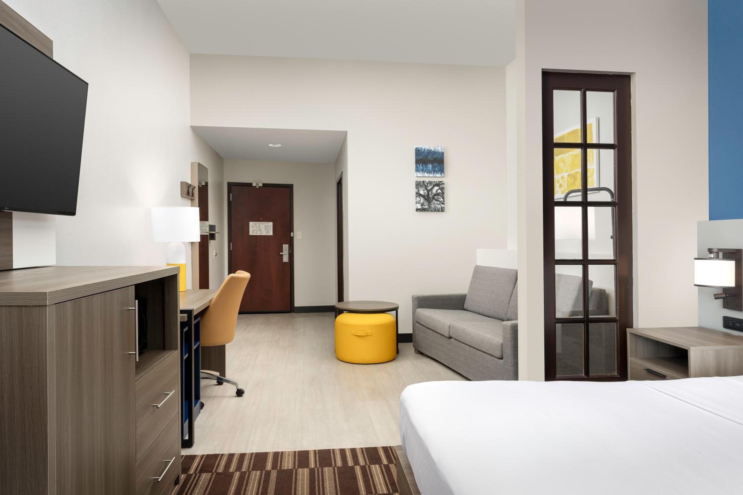 King Suite - Non-Smoking - Photo 3