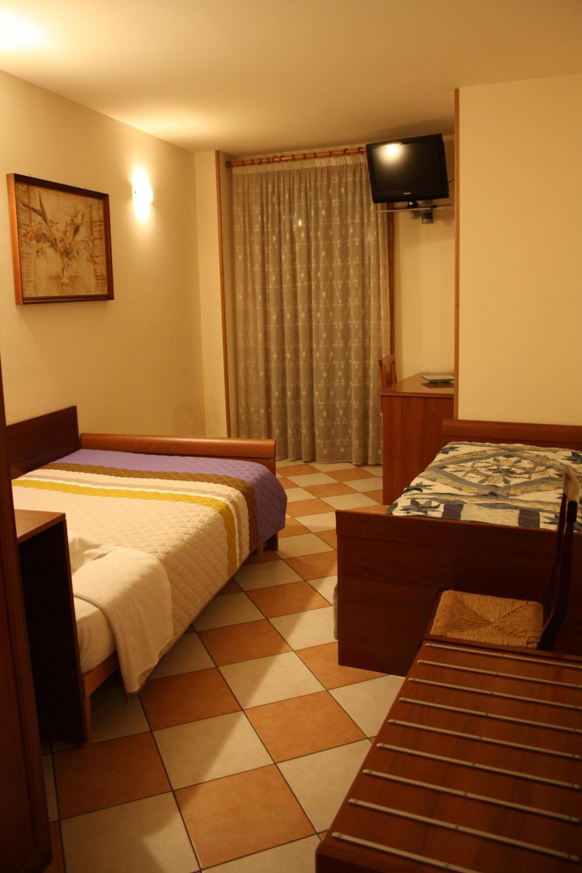 Twin Room - Disability Access photo 1