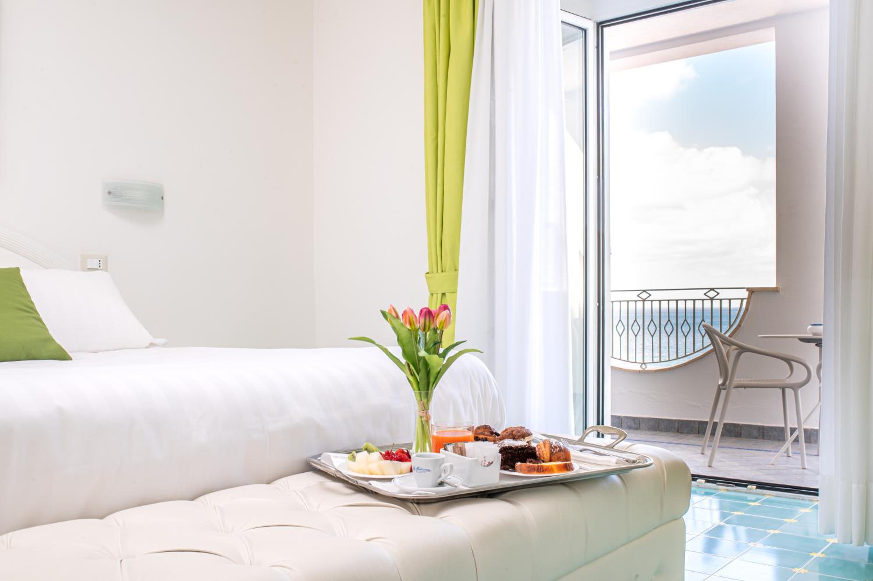 Classic Double or Twin Room with Sea View - Photo 5