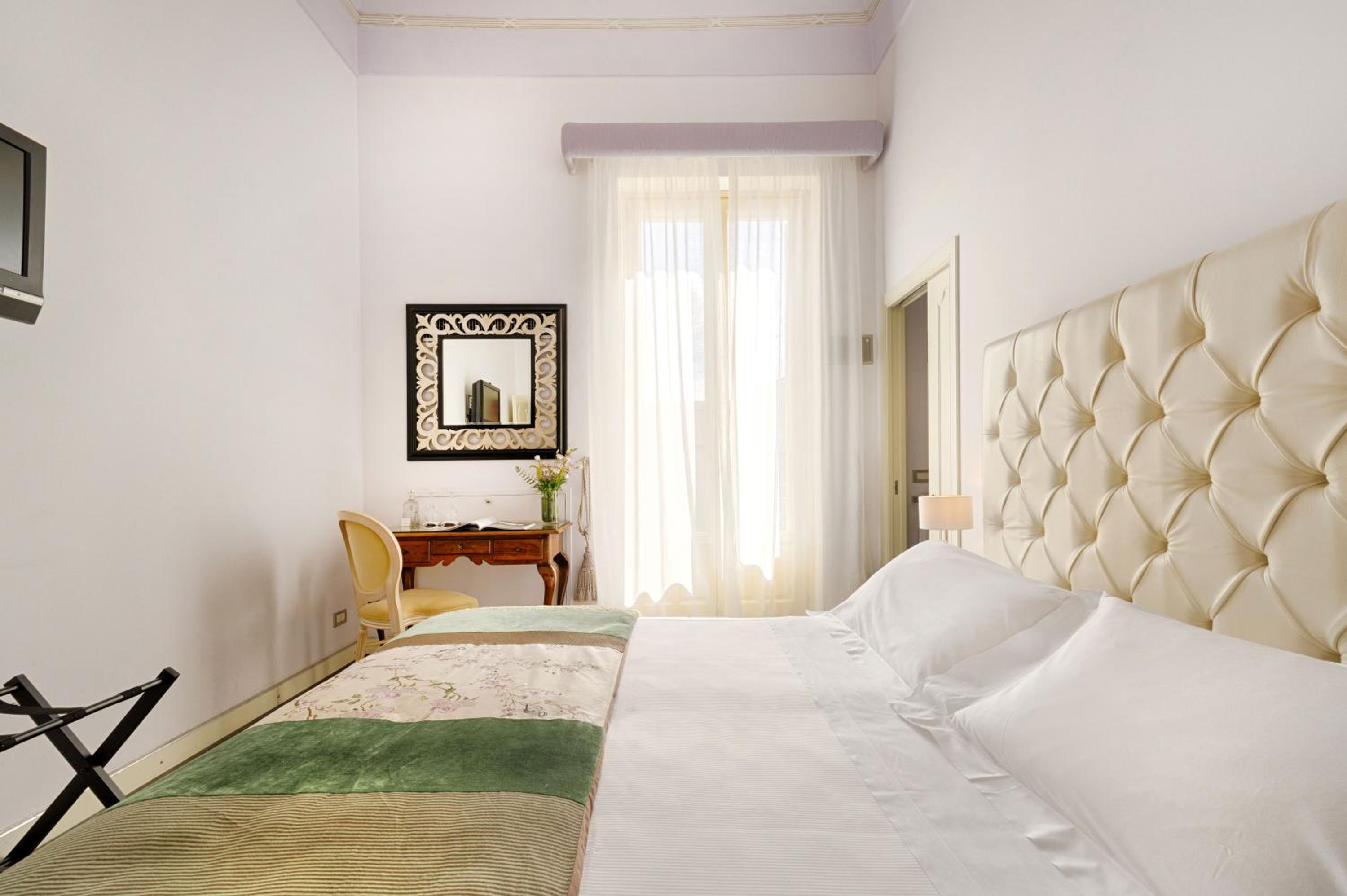 Deluxe Double Room - Photo 9