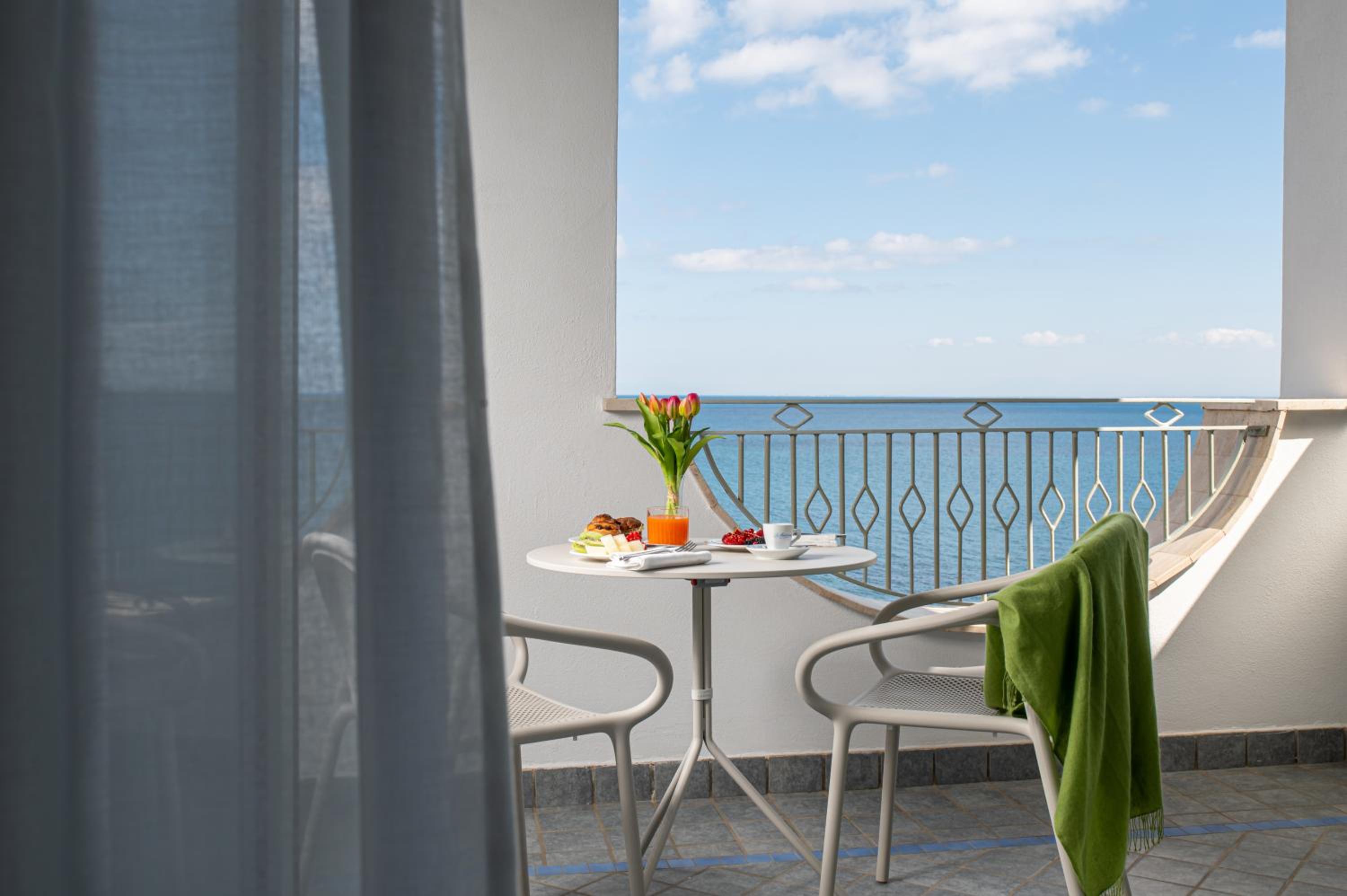 Classic Double or Twin Room with Sea View - Photo 6