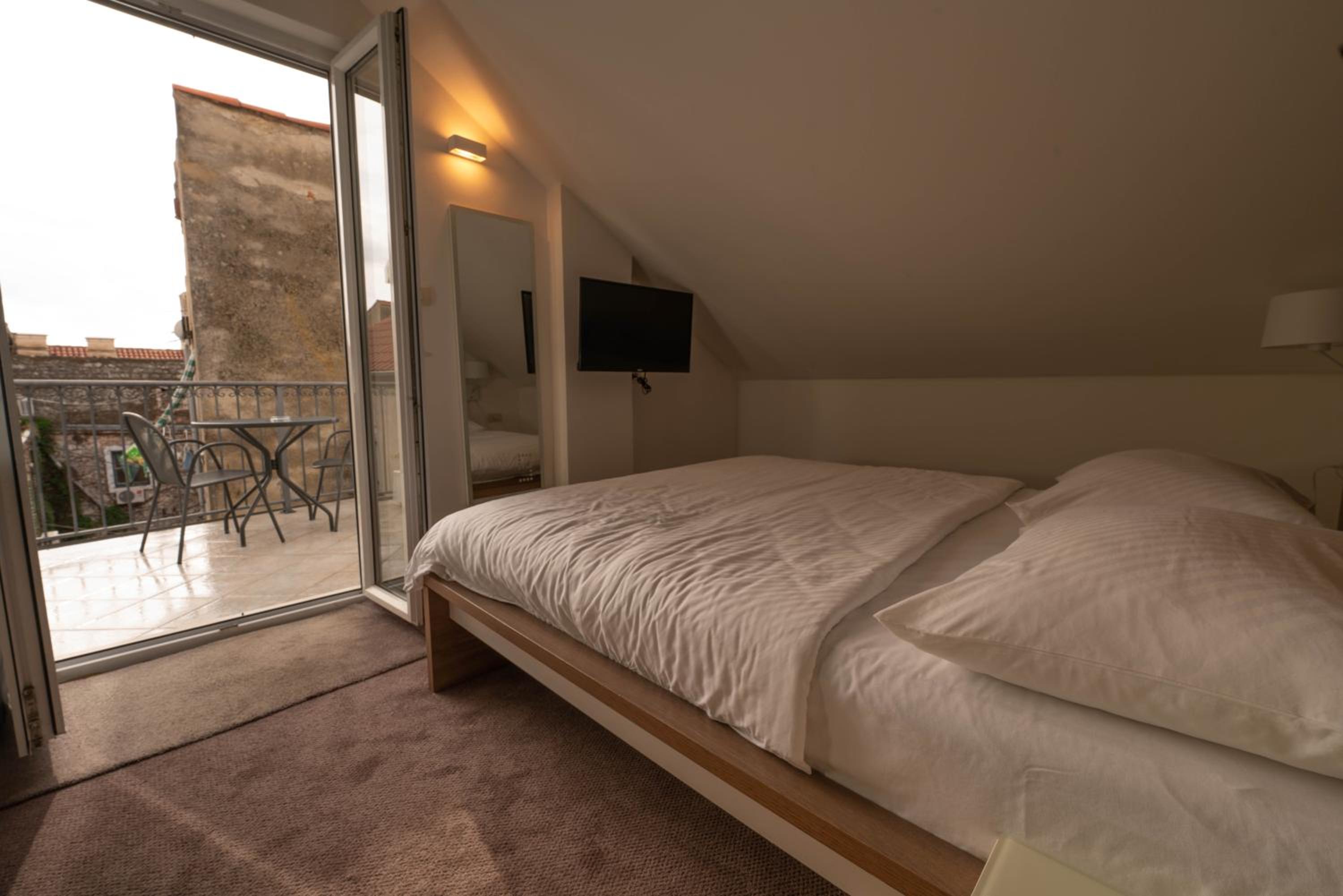 Queen Room with Balcony - Photo 21