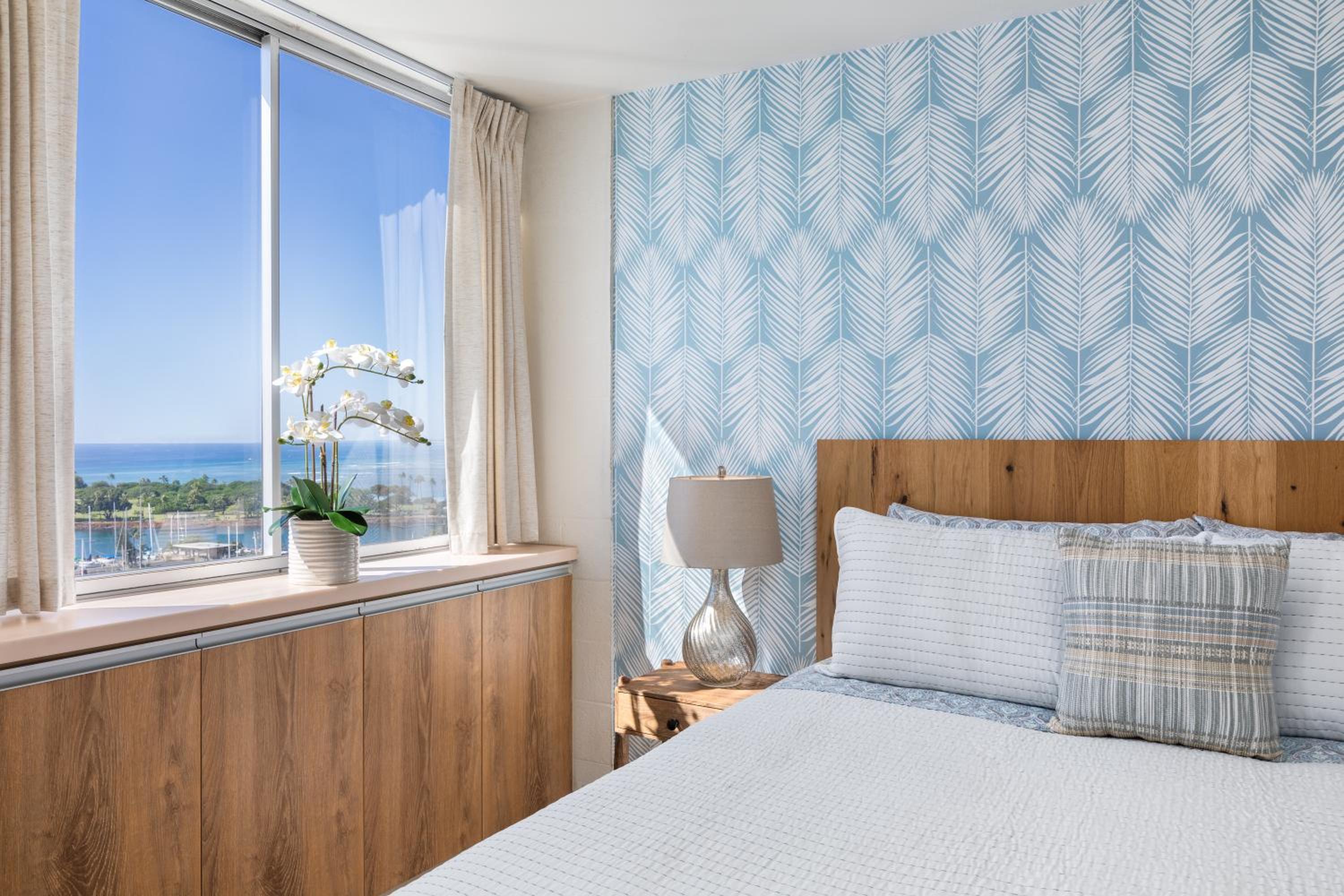 Ilikai Collection 12 Corner Oceanfront Condo with amazing views: hotel room photo