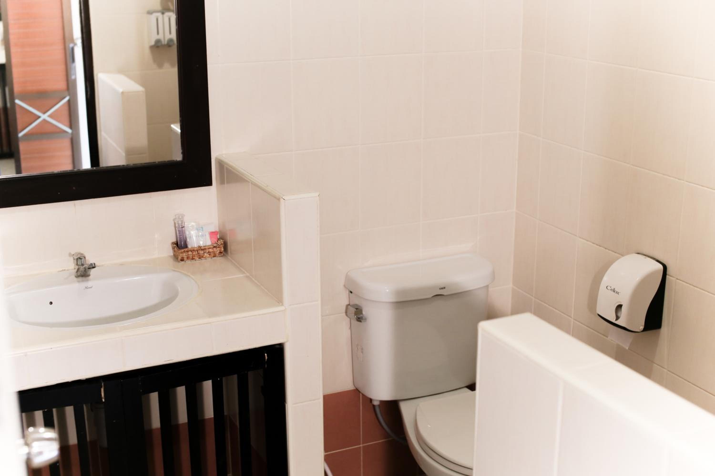 Standard Double or Twin Room - Photo 8