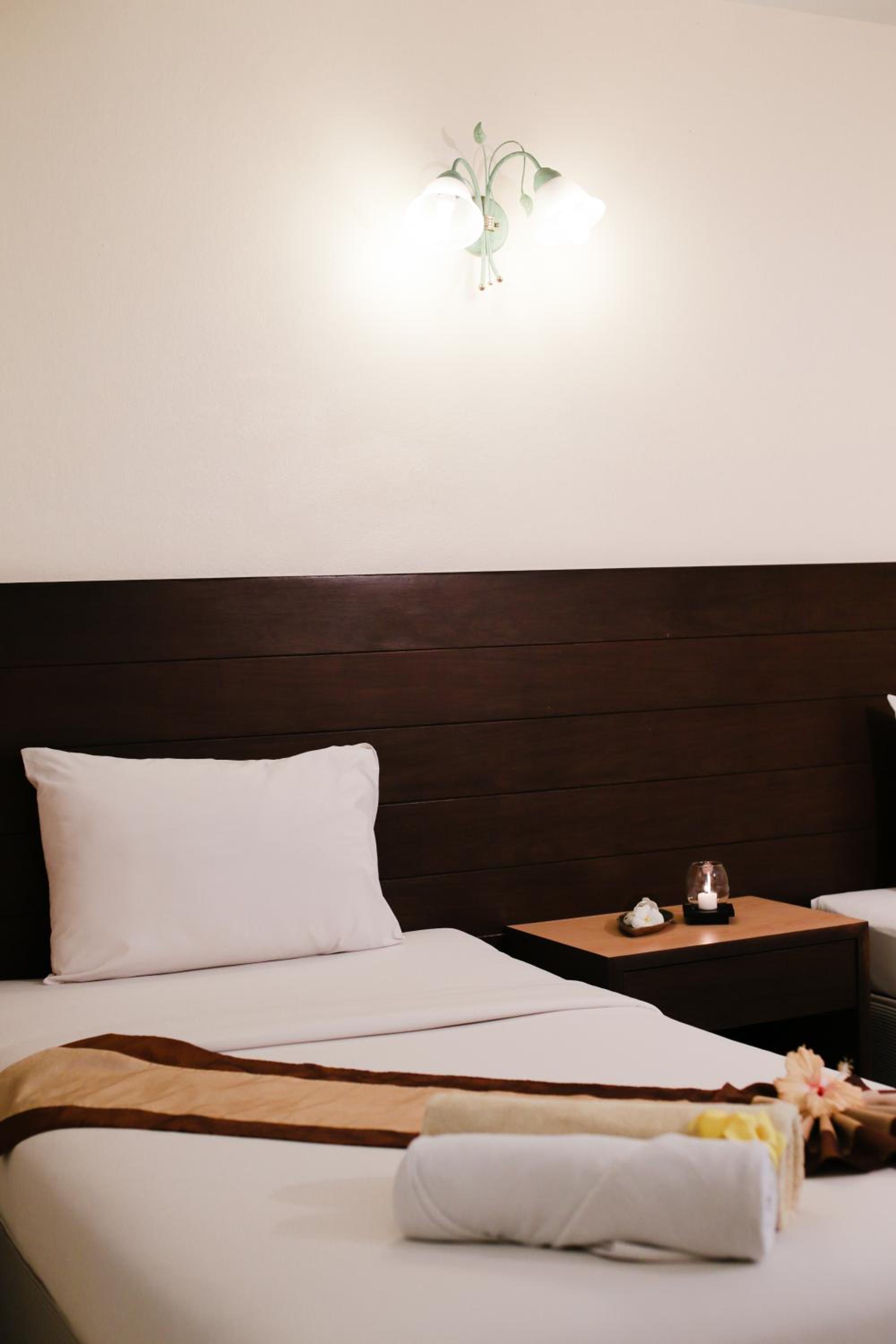 Standard Double or Twin Room - Photo 9