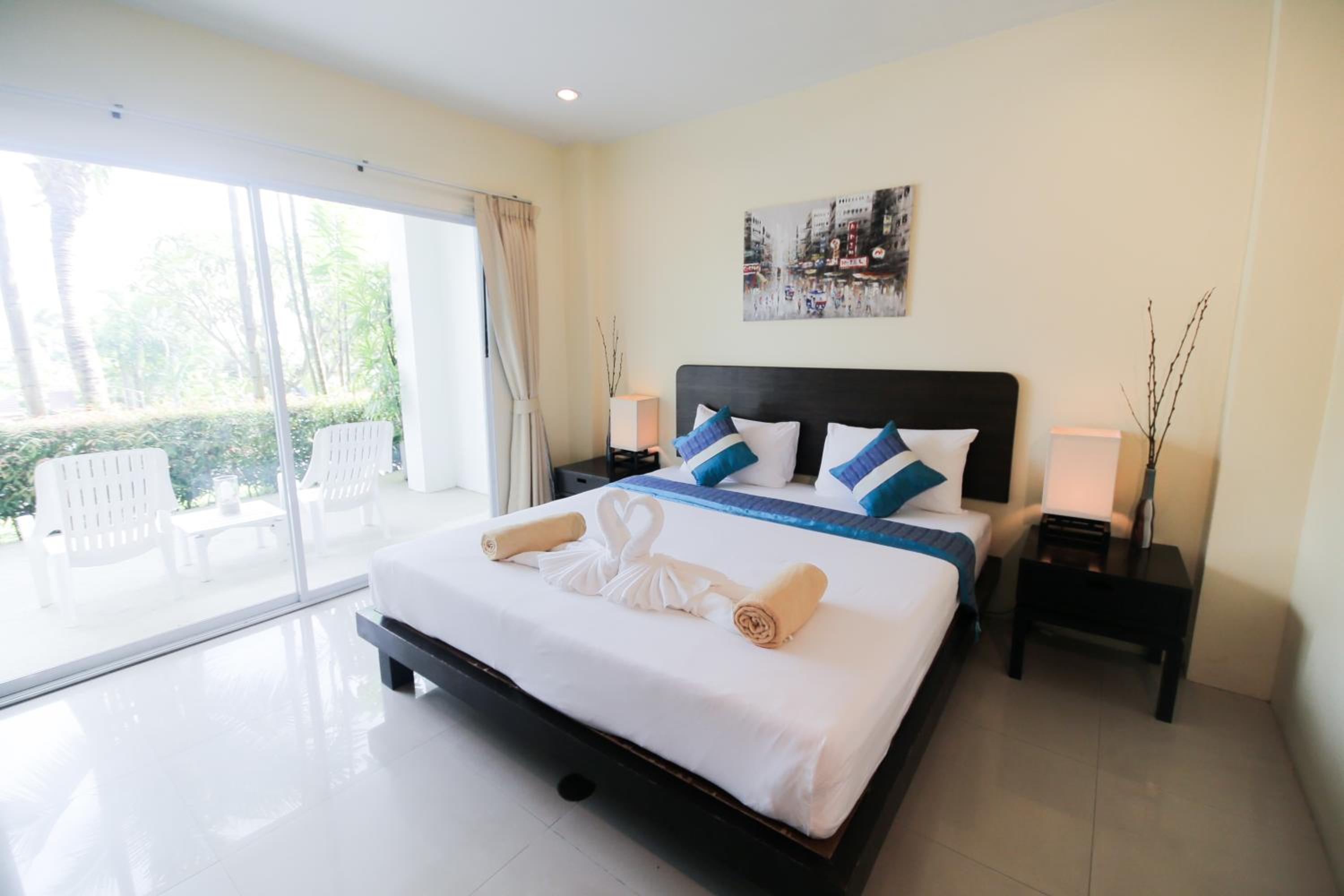 Deluxe Double or Twin Room - Photo 11