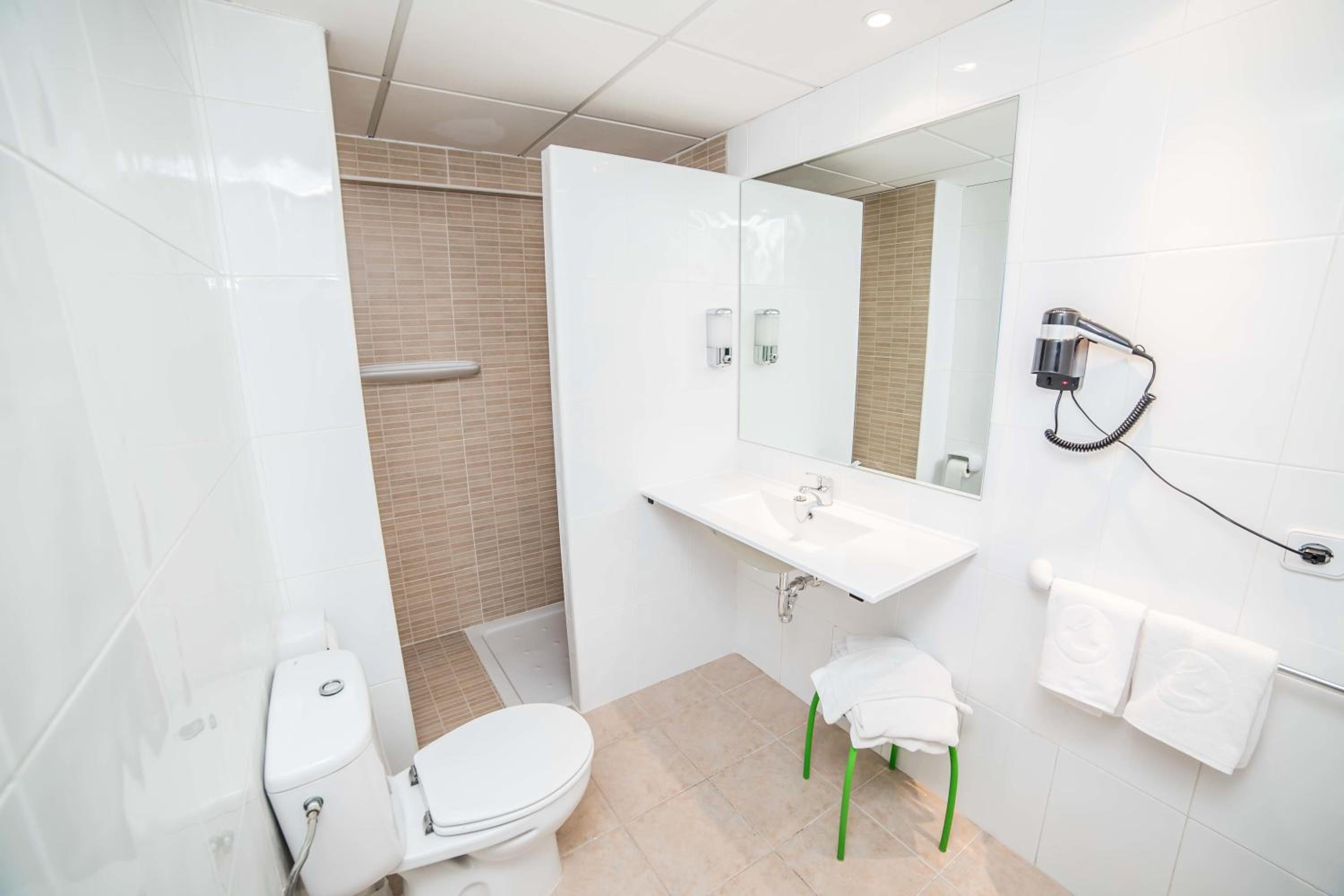 One-Bedroom Apartment (3 Adults + 1 Child) thumbnail 5