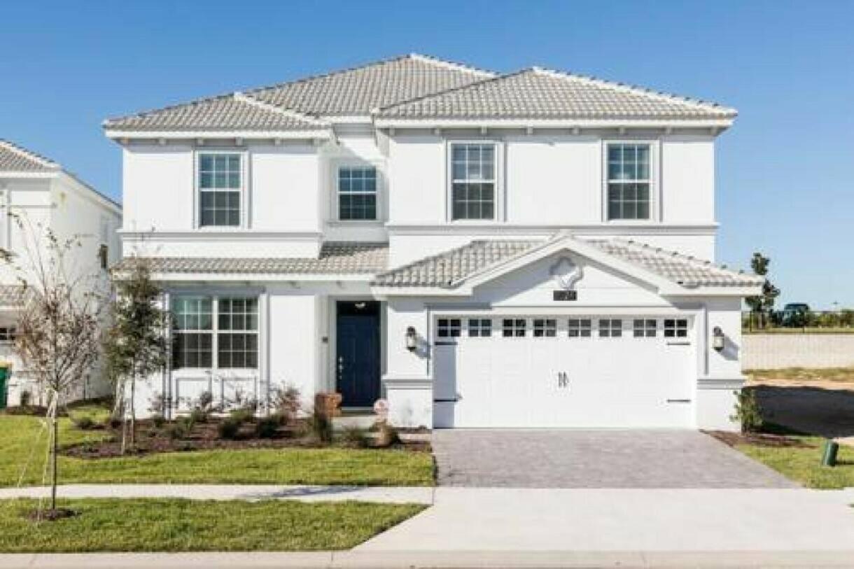 Six-Bedroom House photo 2